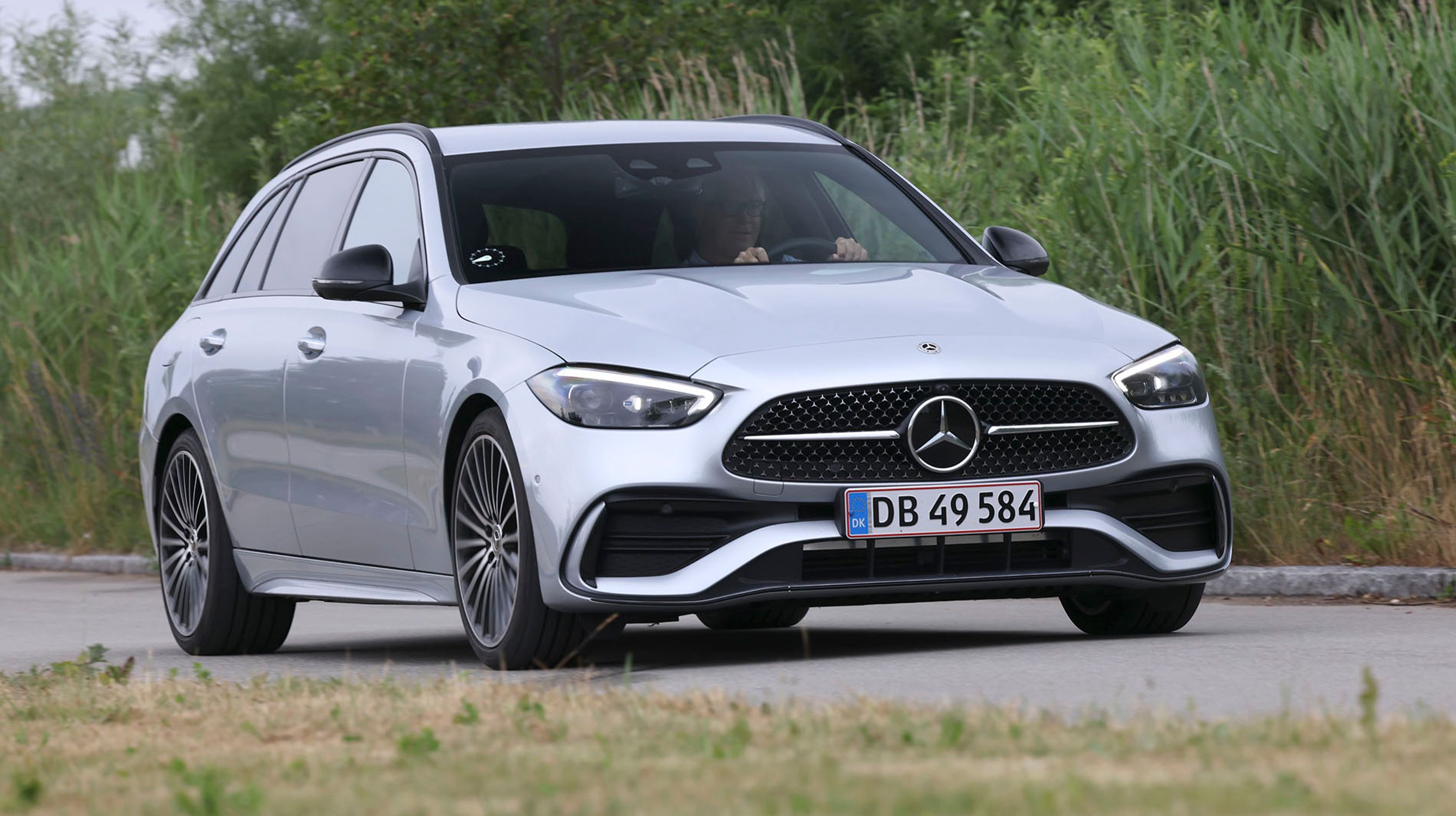 Den nye C-klasse er blevet bredere og lavere og har fået runde former fortil. LED-lygter er standard, og stjernen er altid at finde midt på kølergitteret.