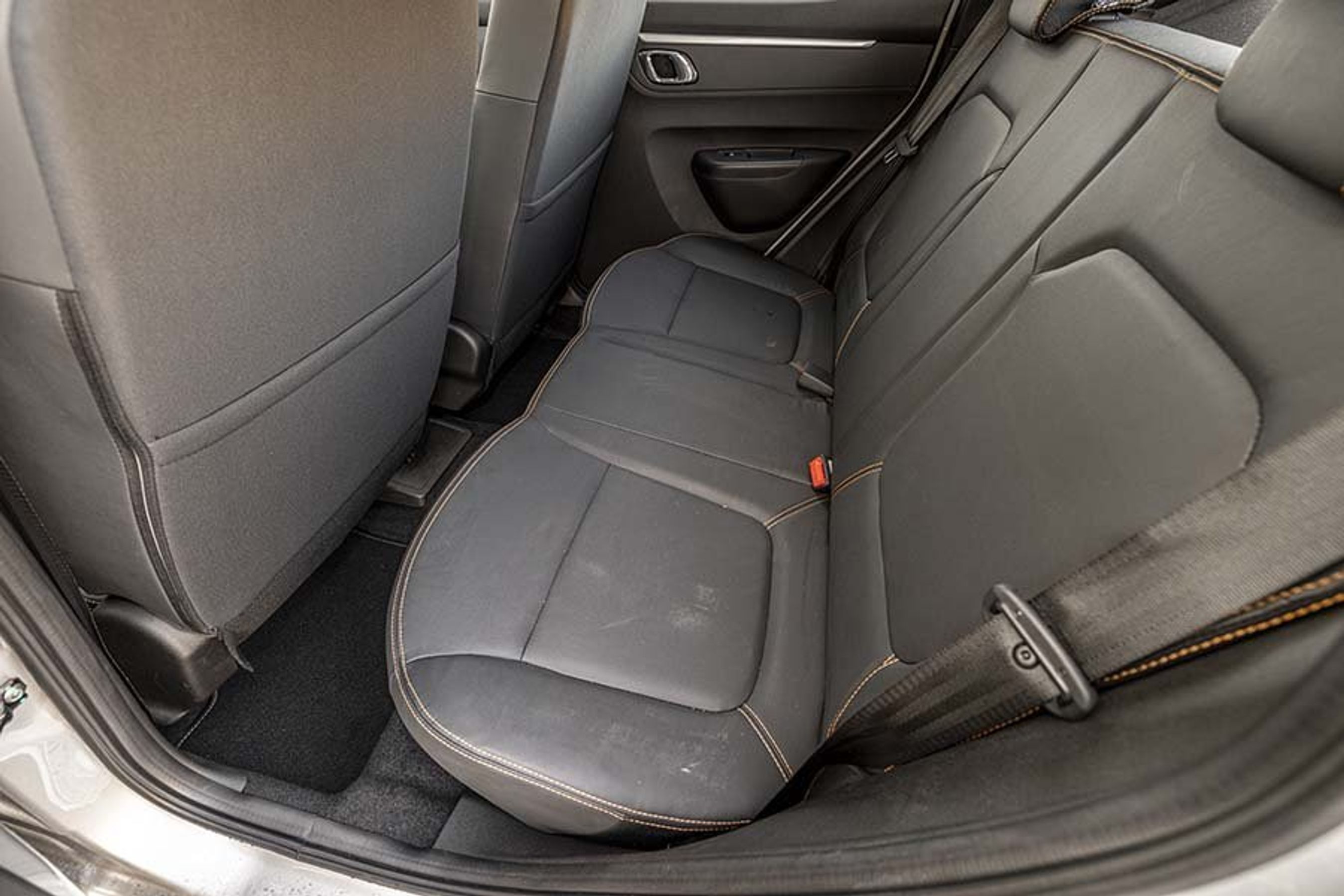 Der er separate døre til bagsædet, men pladsen er meget kneben.