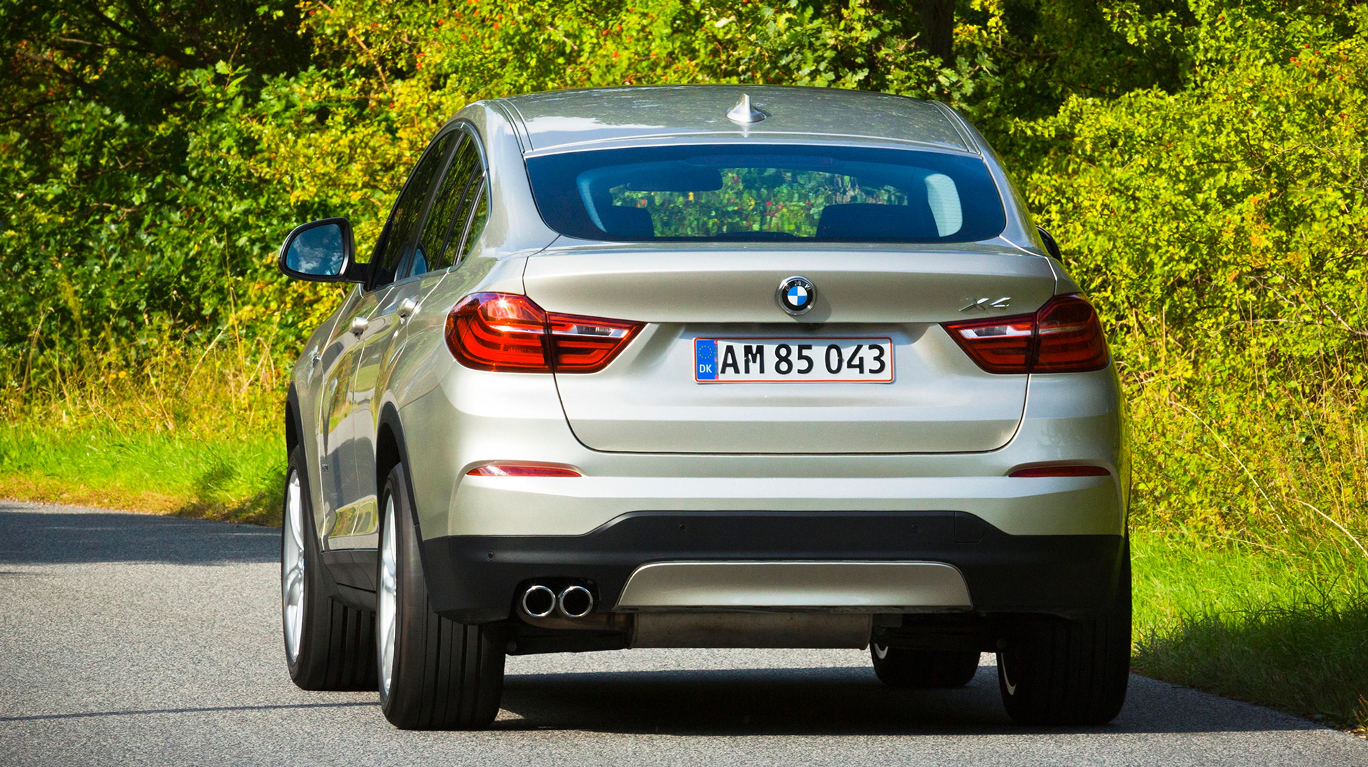BMW X4 er en blanding af den  store firehjulstrækker X3 og en lækker, sportslig coupé. X4 er  altid forsynet med firehjulstræk. Den faldende taglinje giver BMW X4 dens egen form. Bagklappen styres elektrisk og åbner over bagruden.