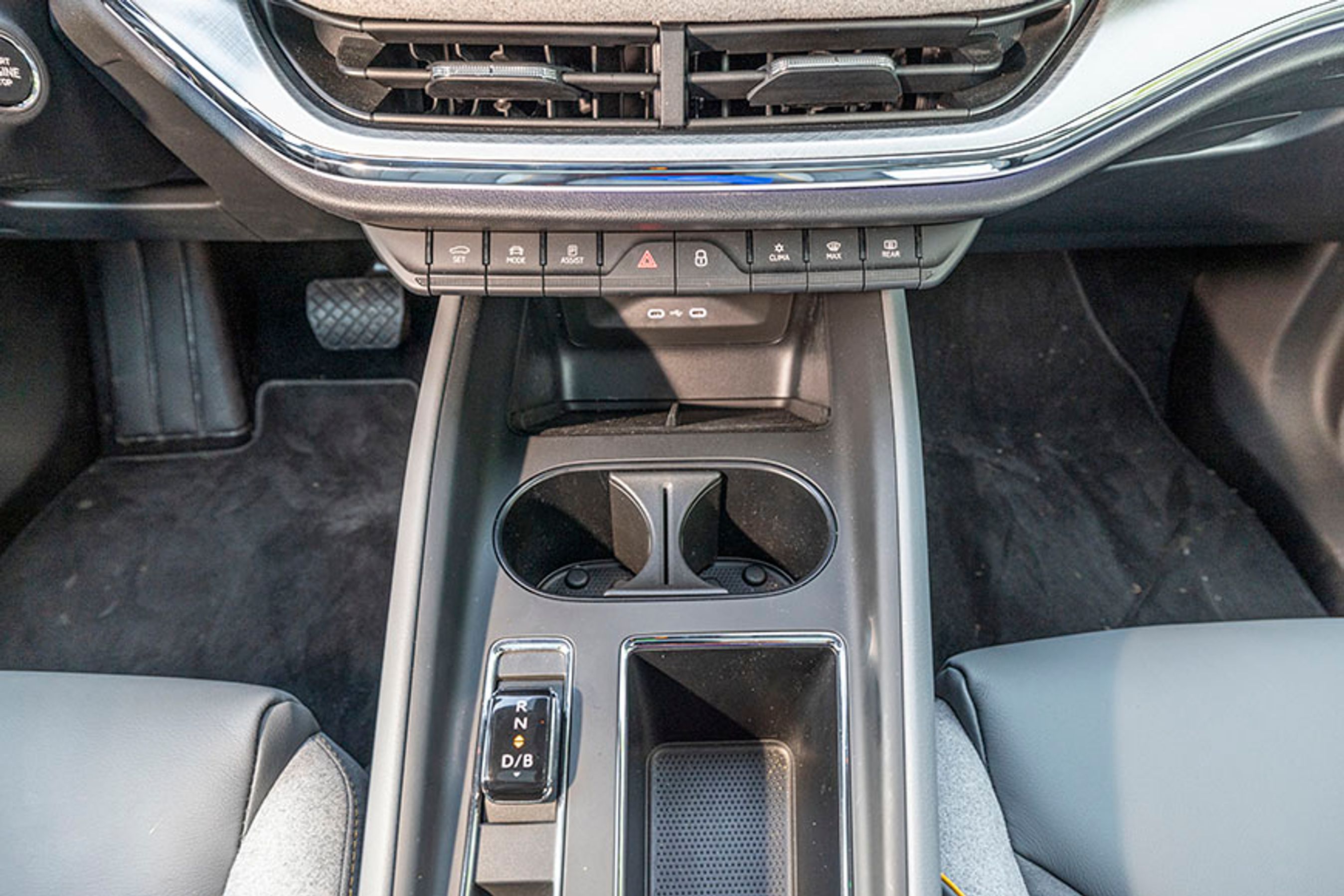 I modsætning til ID.4 er der flere knapper placeret under skærmen. Fint hvis du har dåser eller små kopper i kopholderen. Har du ½ liters flasker, så dækker de for knapperne. Knapt så smart. 