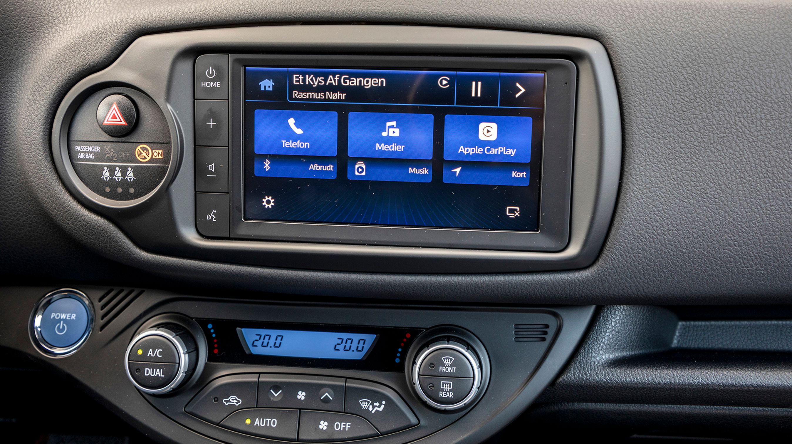 7”-skærmen er placeret relativt langt nede i midterkonsollen. På den næste generation Yaris, der allerede er vist frem, rykkes den højere op, hvor man ser den bedre.