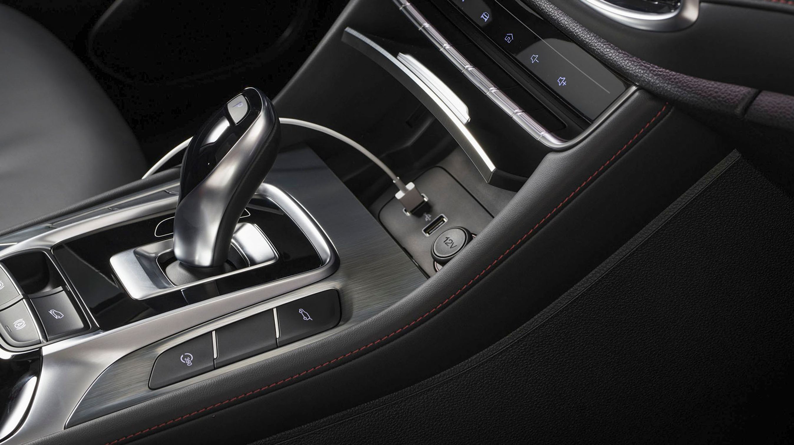 Man skifter kørselsretning via denne elektroniske gearstang, der selv springer i P, når man slukker motoren.