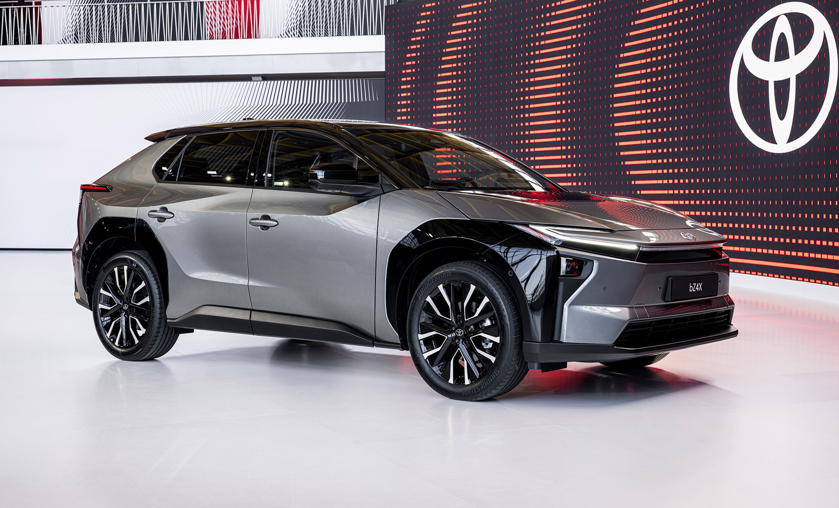 Sølvfarvet Toyota bZ4X skråt forfra.