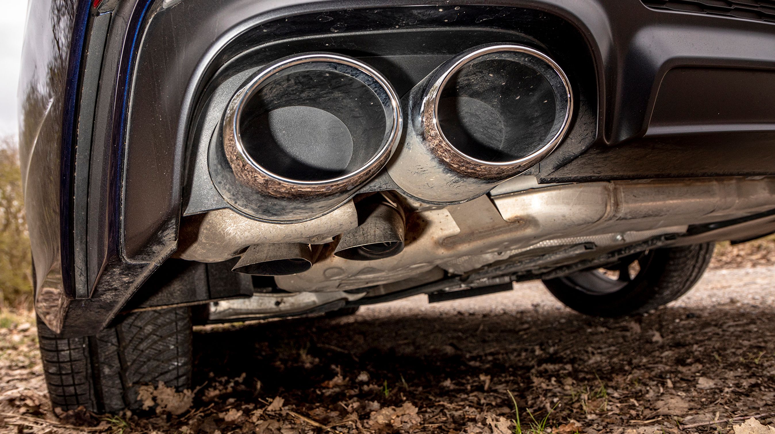 Der er fire plastikudstødninger – to i hver side. Men reelt kommer udstødningen fra to mindre polerede udstødningsrør, der sidder inde bag ved. 