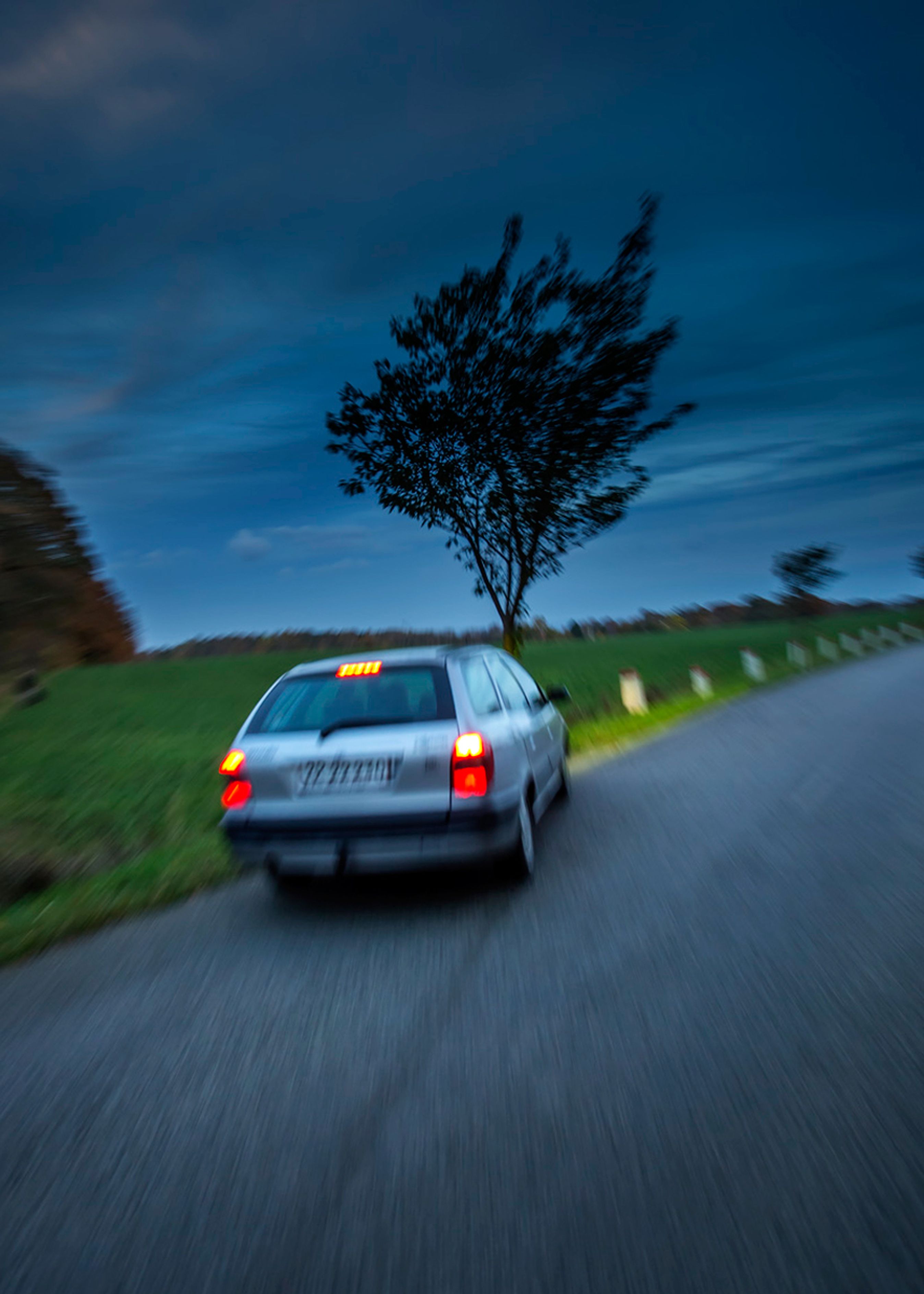 En kraftig indikation på, at træthed/søvn er årsag til ulykken, er f.eks., når man ud fra sporene kan se, at føreren over længere tid ikke har reageret, selv om bilen er ved at køre af vejen - f.eks. som her, hvor bilen kører lige ud i en kurve. Foto: Christoffer Askman