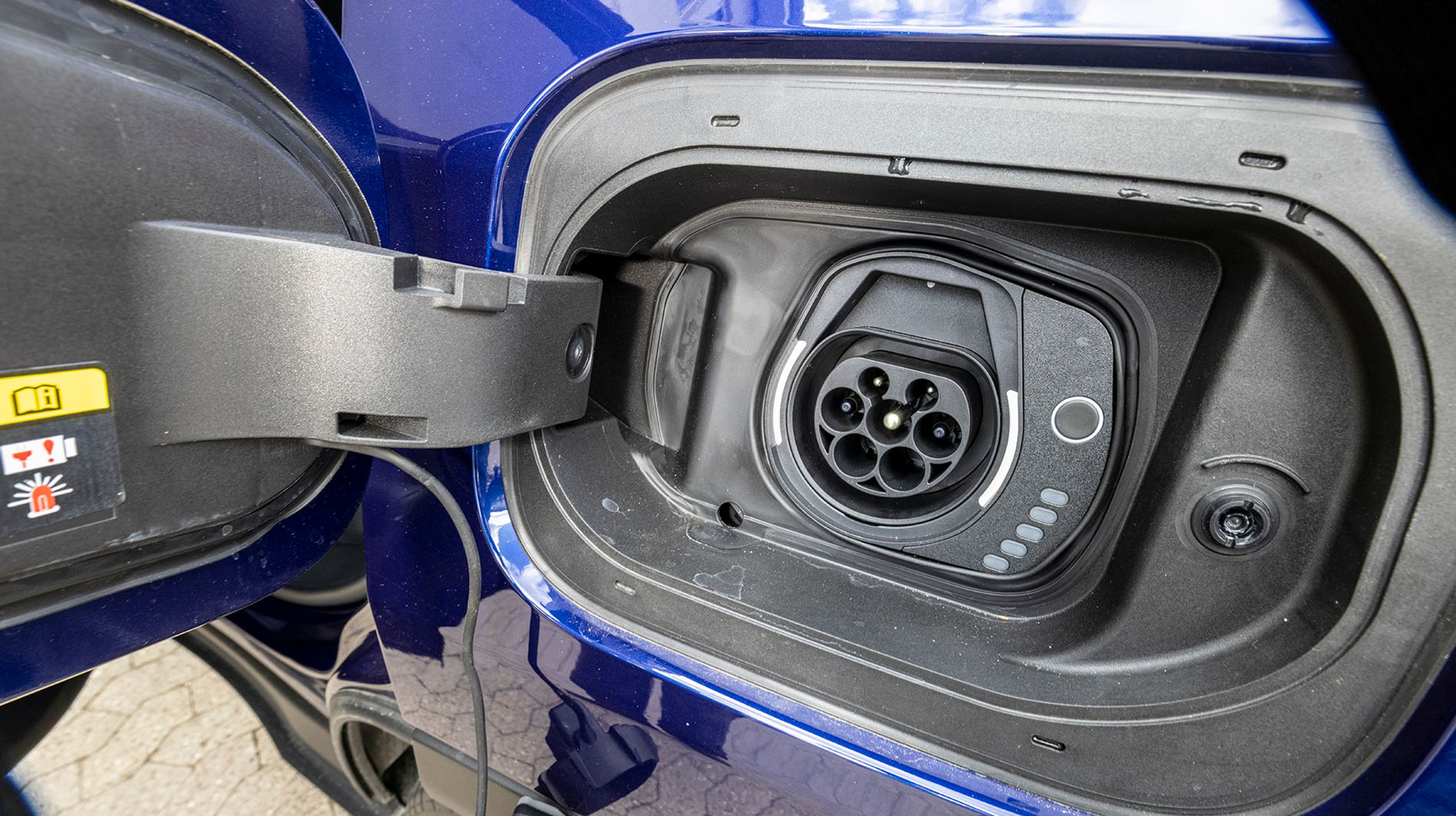 Jeep Compass kan lades med en enkelt fase, og dermed maksimalt 3,7 kW. En opladning tager dermed tre timer.