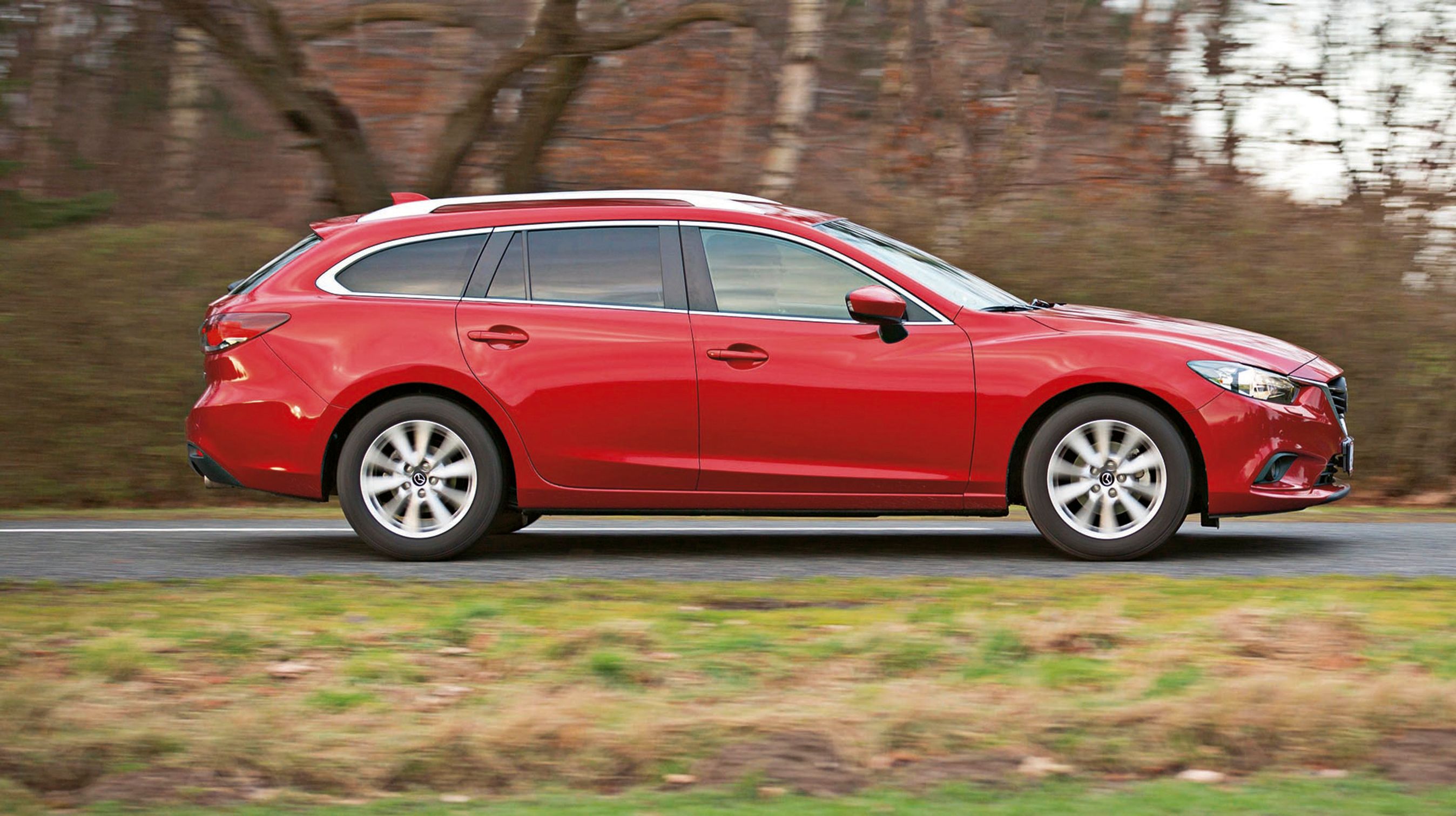 Mazda 6 er en yderst velkørende bil. På motorvej kører den upåklageligt ved selv høje tyske hastigheder, og på danske landeveje er det en fornøjelse at få den gennem sving og kurver. Føreren kan også glæde sig over et lækkert gearskift og en vellykket koblingsfunktion.