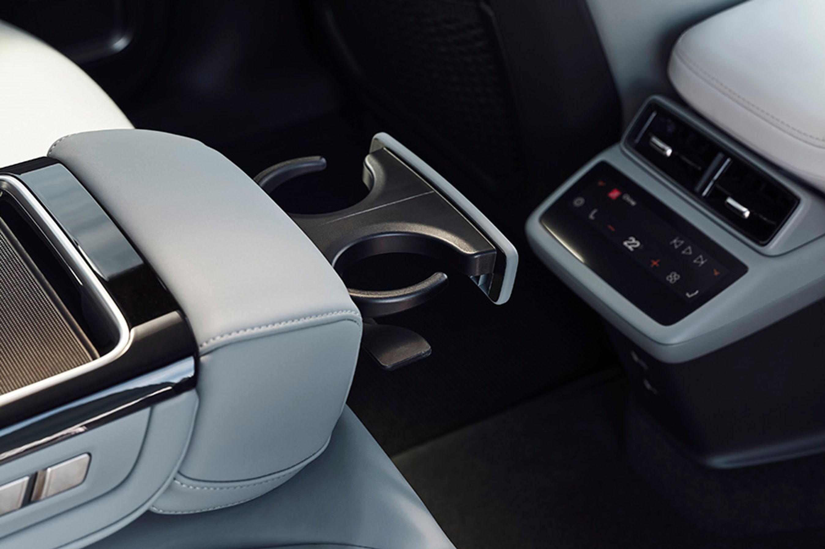 Ved bagsædet er der både et stort midterarmlæn med indbyggede kopholdere og et stort panel, hvorfra man kan styre klimaet ved bagsædet.