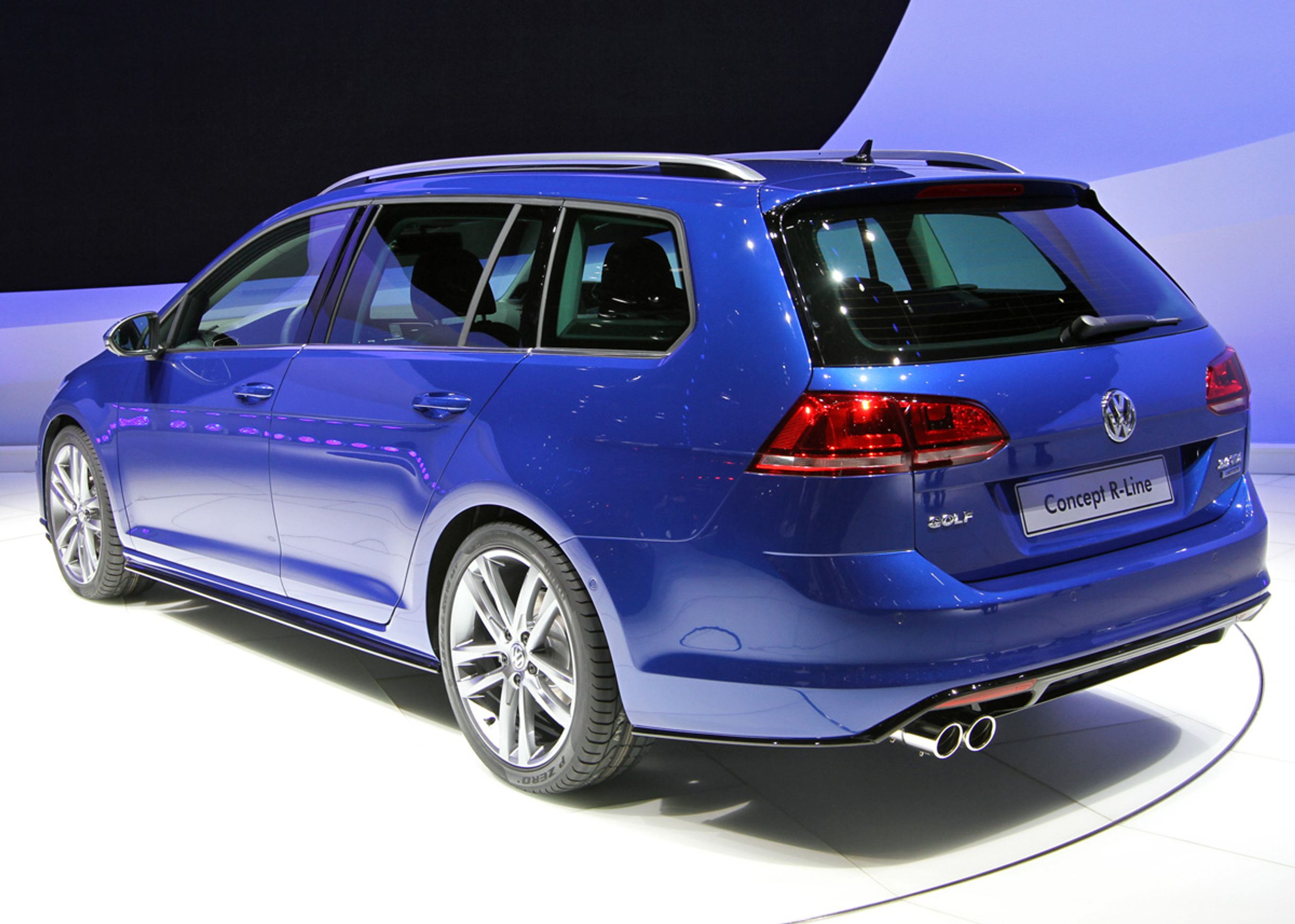 VW viser også Golf Variant i R-Line-dress - dog kaldet et koncept. Det svagt buede design på den femdørs' hjørnestolpe (C-stolpen) er flyttet hen til stationcarens hjørnestolpe (D-stolpen).