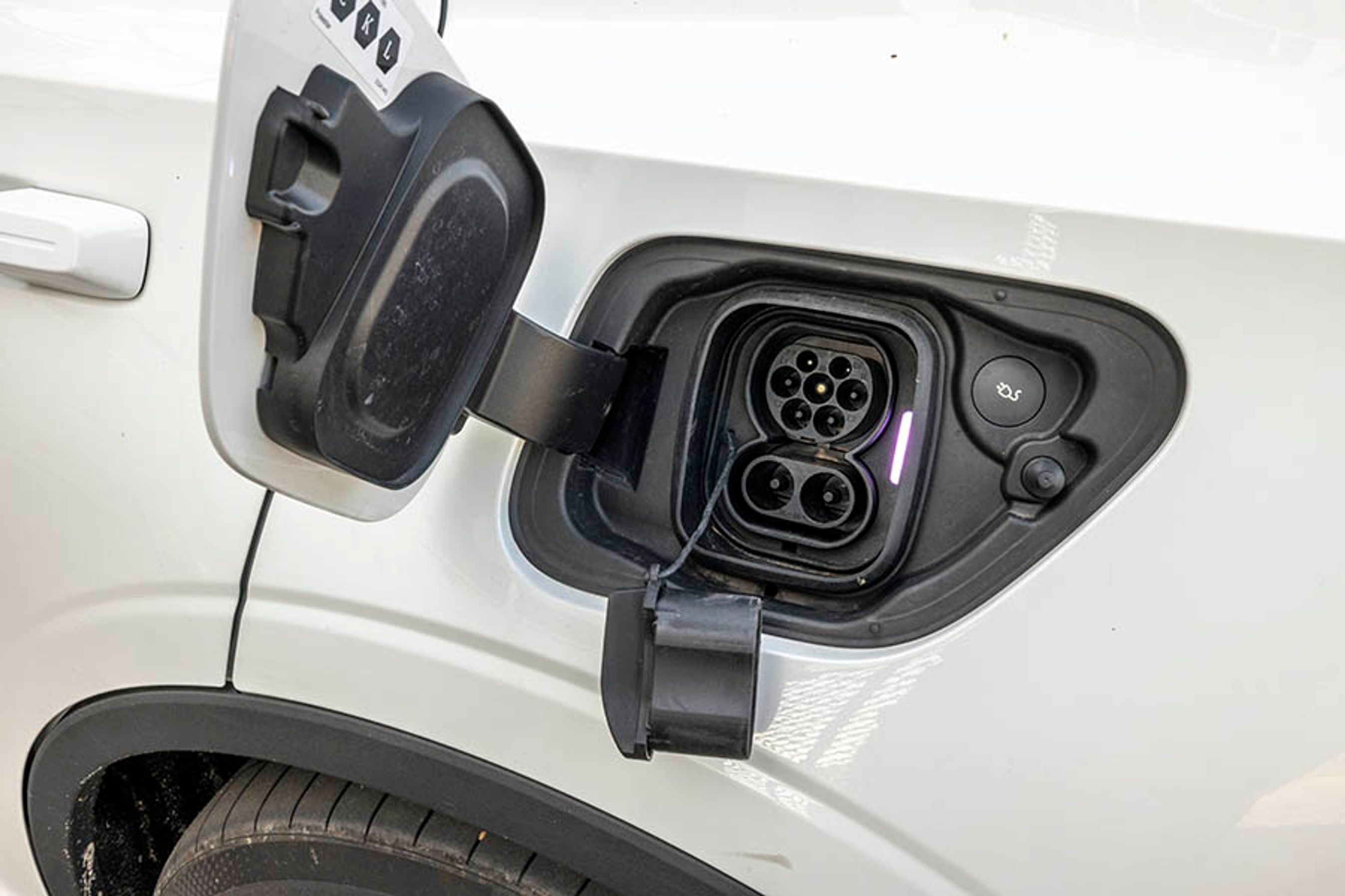 Ladestikket er placeret i bilens venstre side ved baghjulet. Der er DC-Combo stik der klarer op til 150 kW samt Type 2-stik til 11 kW-hjemmeladning (3 faser).