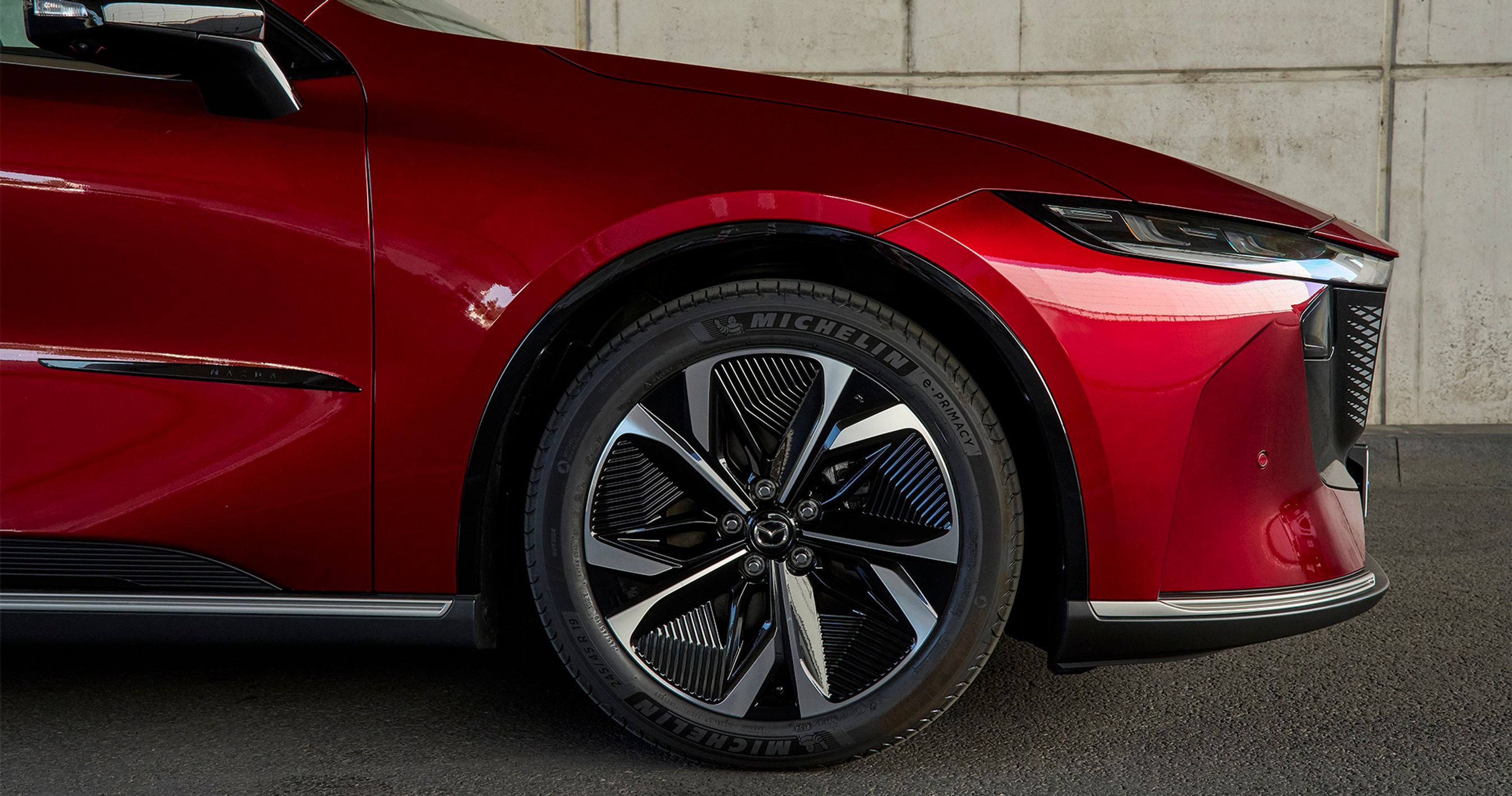 Alle udgaver kommer med 19-tommer dæk på alufælge. Der er tale om Michelin-dæk.