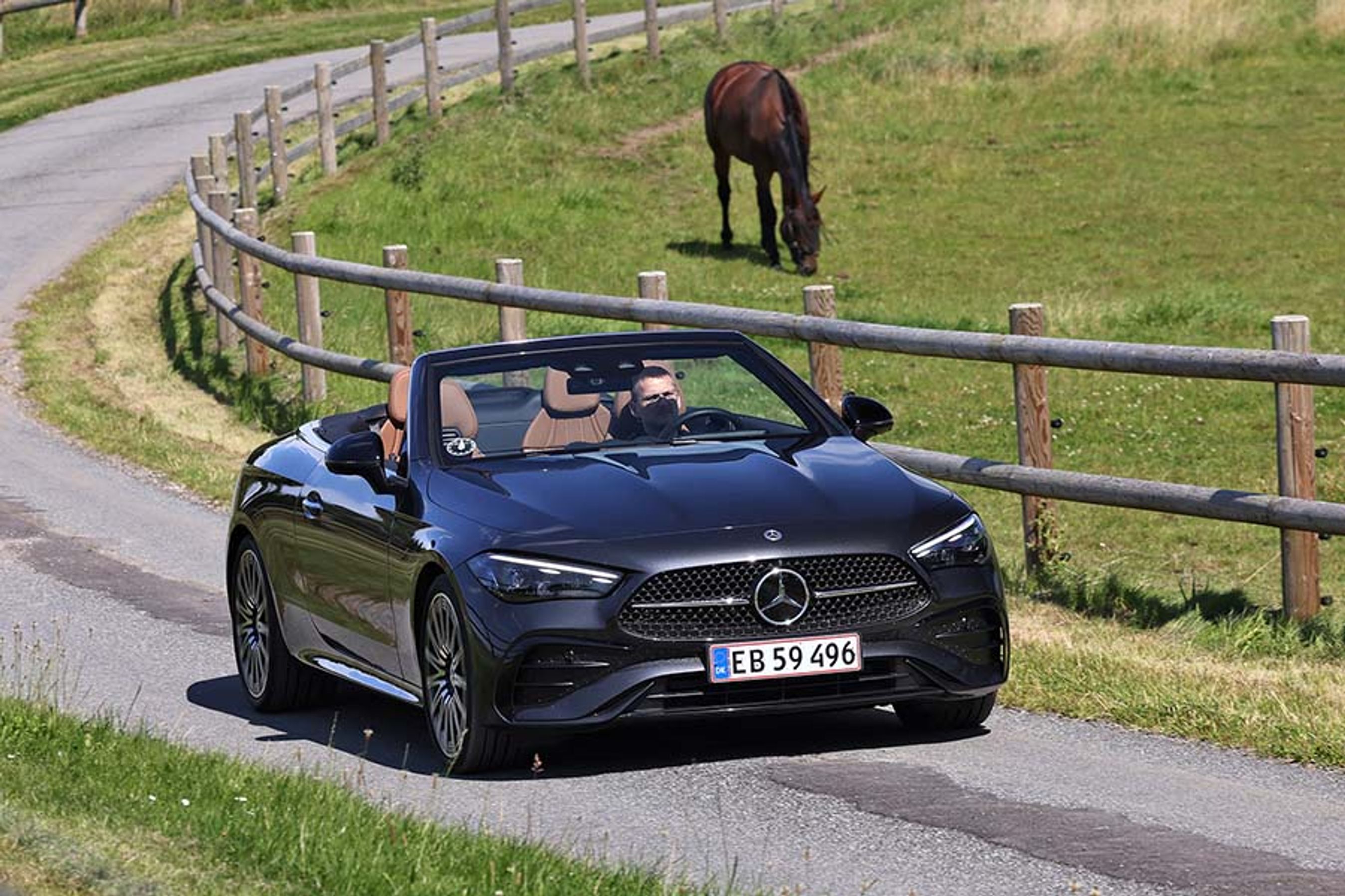 Med taget nede bliver du mere en del af omgivelserne, og det er det helt særlige ved at køre åbent. Når du kører langsomt på en smal landevej, kan du køre med ruderne nede og få den totalt åbne oplevelse.