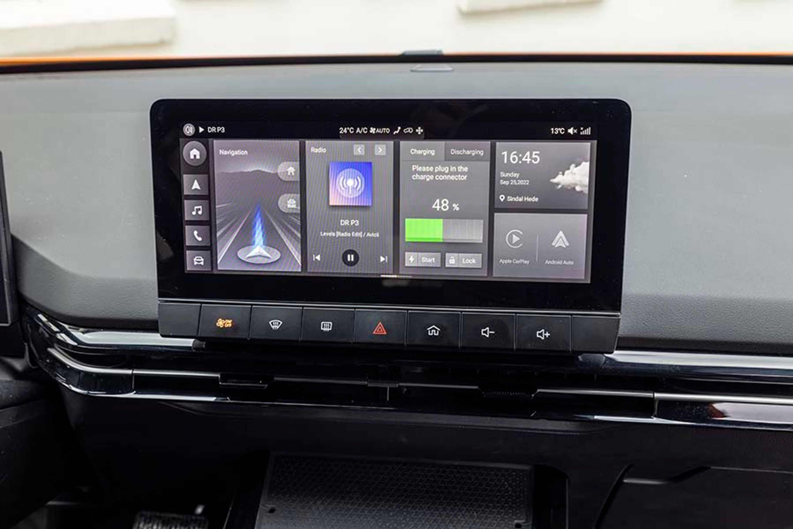 Der er danske menuer på skærmen, og den reagerer udmærket på fingertryk. Der er også Apple CarPlay og Android Auto, men begge dele kræver brug af kabel.