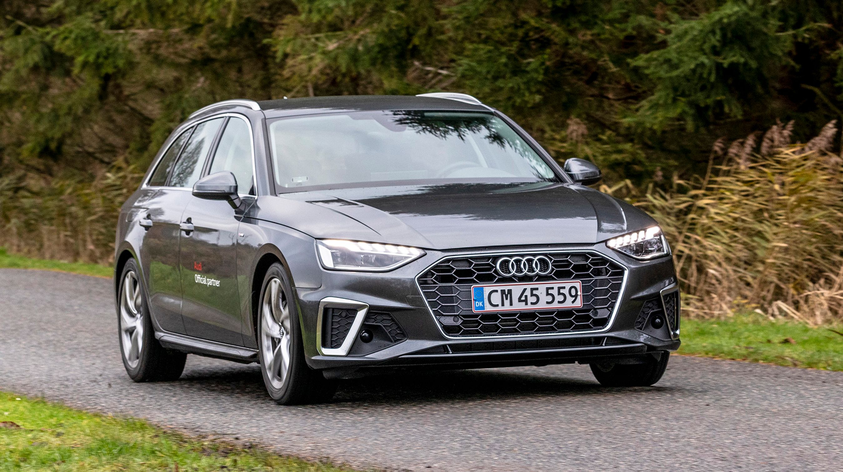 Forfra genkendes den faceliftede model lettest på LED-forlygterne, der ikke er standard på alle modeller. Og vil du have fuld udnyttelse af LED-teknologien, skal du sætte kryds ud for Matrix-LED (adaptive forlygter) til blot 9.500 kr. ekstra.