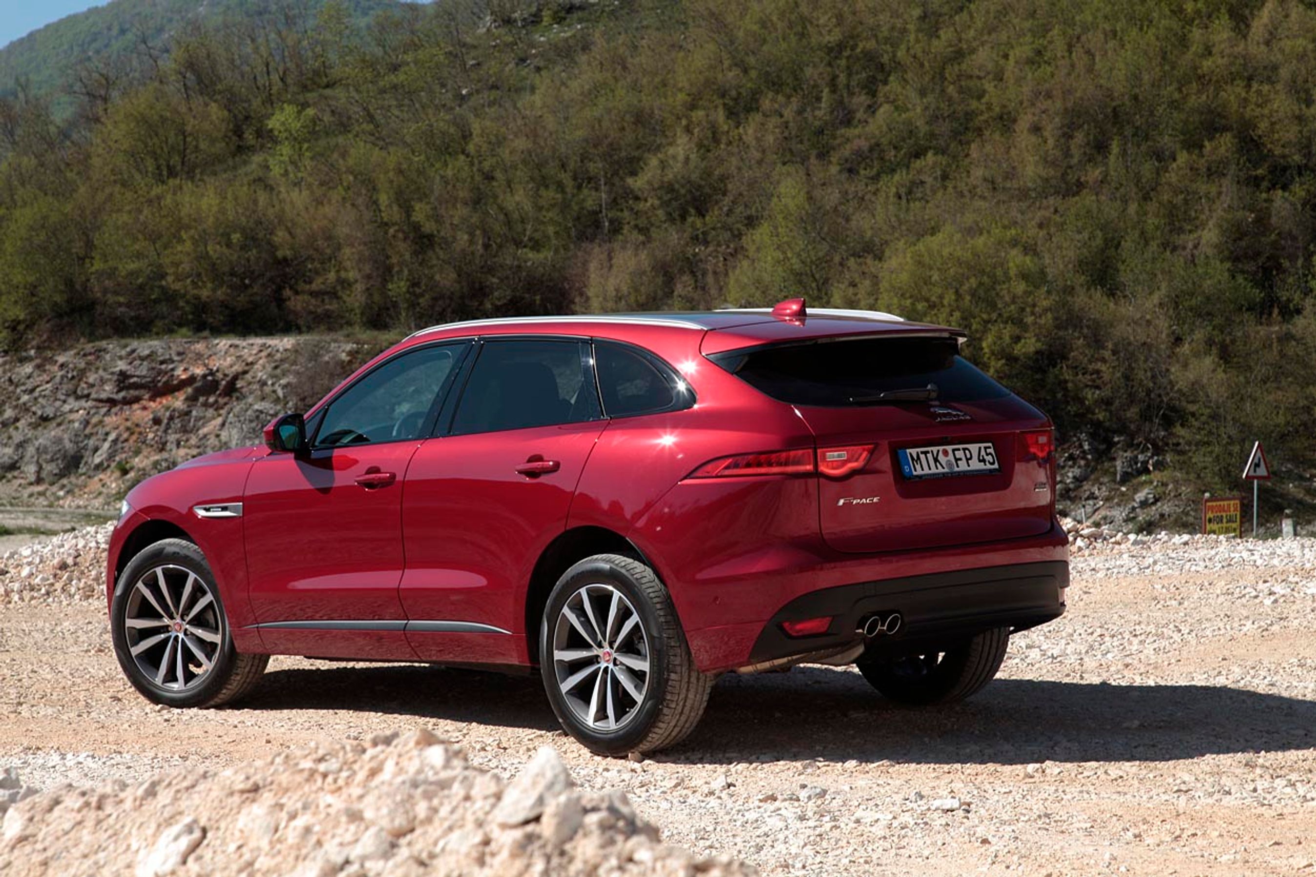 Skråt bagfra minder F-Pace ikke så lidt om Porsche Macan, der er en af de vigtigste konkurrenter.