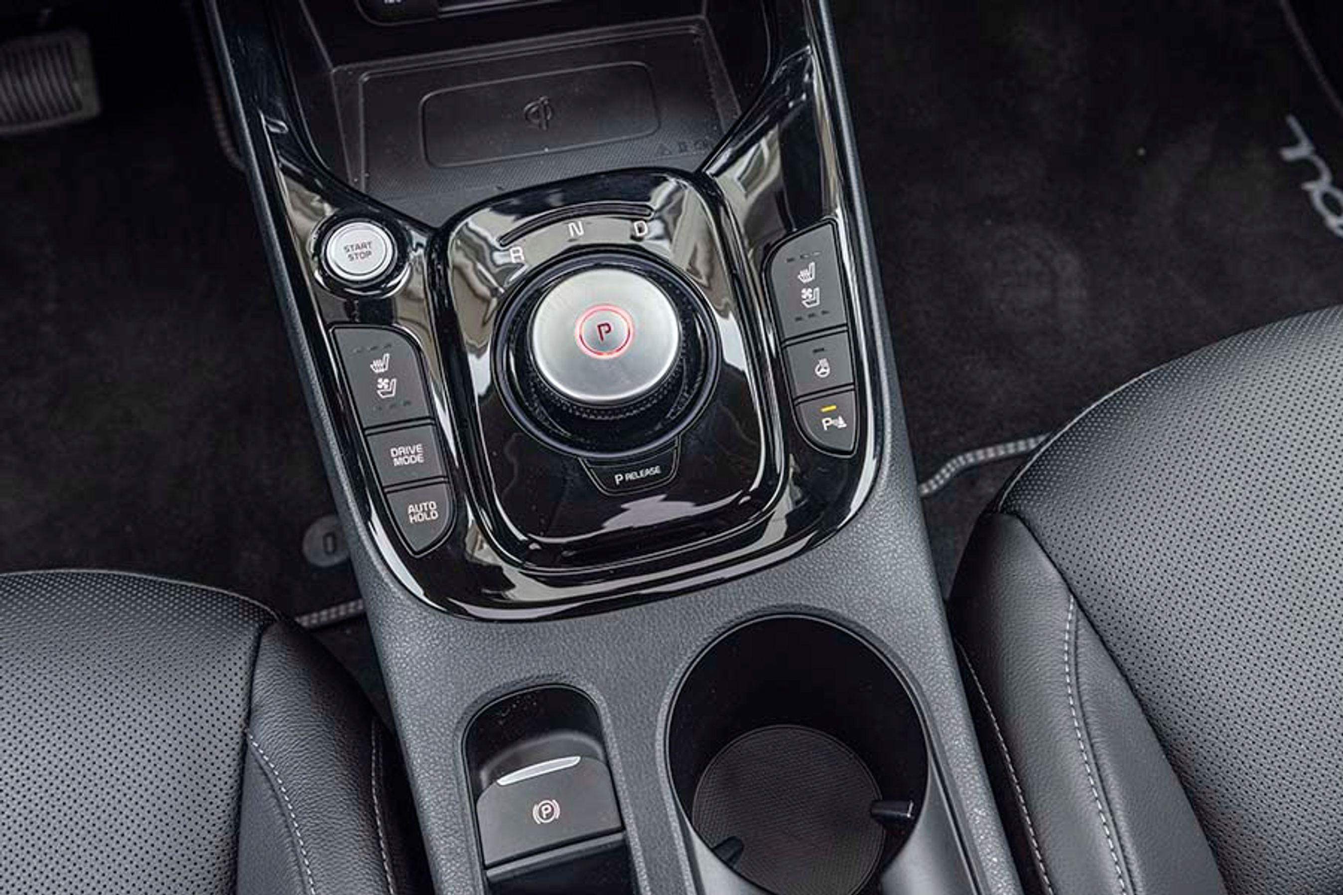 Mellem forsæderne er denne drejeknap, hvorfra kørselsretningen bestemmes. Den er lavet smart, så man let kan skifte mellem forlæns og baglæns kørsel uden at se på drejeknappen. Startknappen er logisk placeret lige ved siden af, hvor den er let at se.