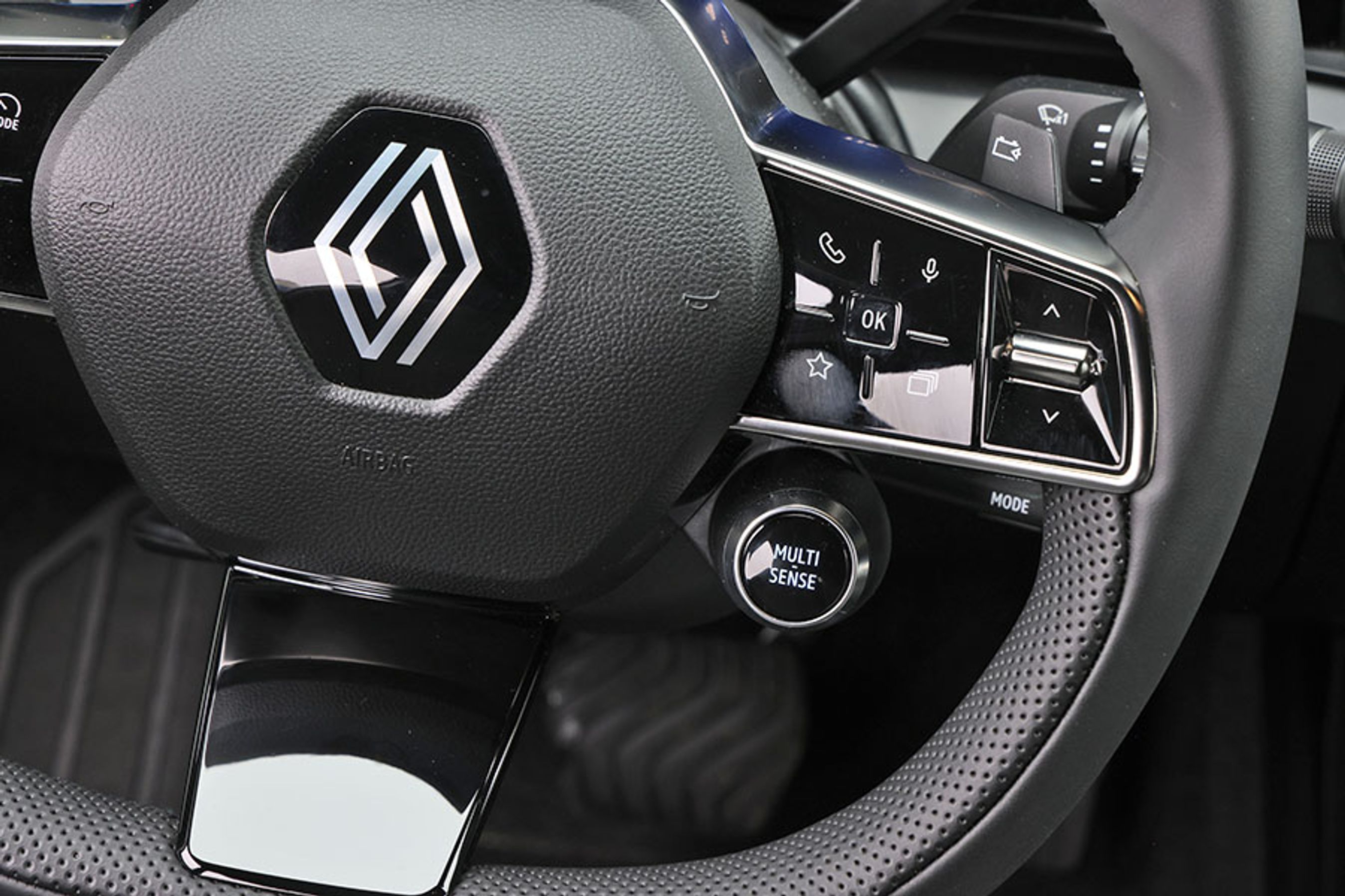 Den store runde knap på rattet bruges til at skifte rundt mellem de forskellige køreprogrammer. Det er nemt at ændre, og du slipper for at skulle ind i en undermenu på skærmen.