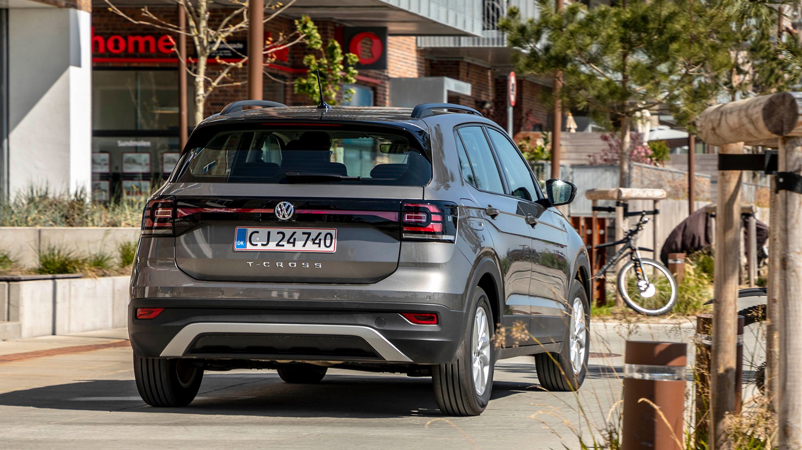 Som alle andre SUV-modeller er der rimelig høj læssehøjde til bagagerummet, og den lille bagrude er ikke optimal i forhold til udsynet bagud.