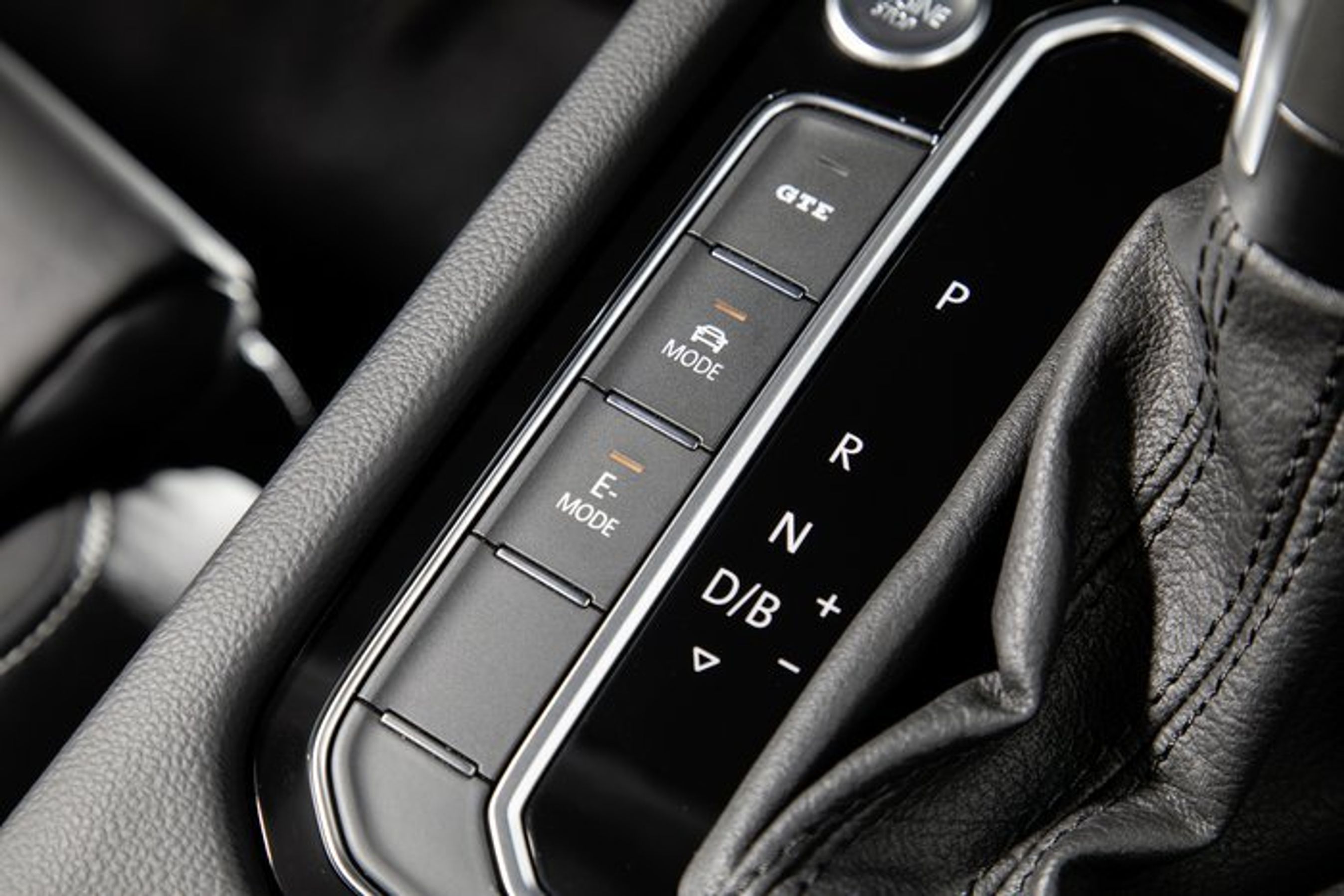 Ved siden af gearstangen kan man vælge mellem flere køreprogrammer. GTE-knappen skruer op for effekten, mens man med ’E-mode’-knappen kan vælge at køre på el alene