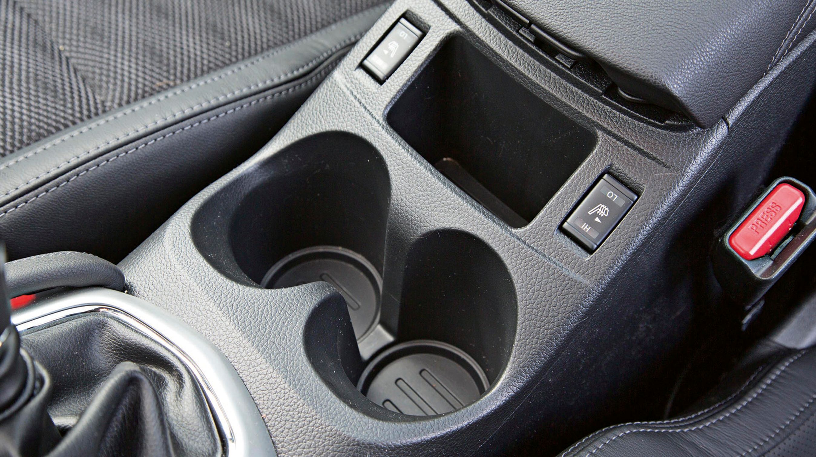 En elektrisk P-bremse har givet plads til to store kopholdere og fralægningsplads bag gearstangen.