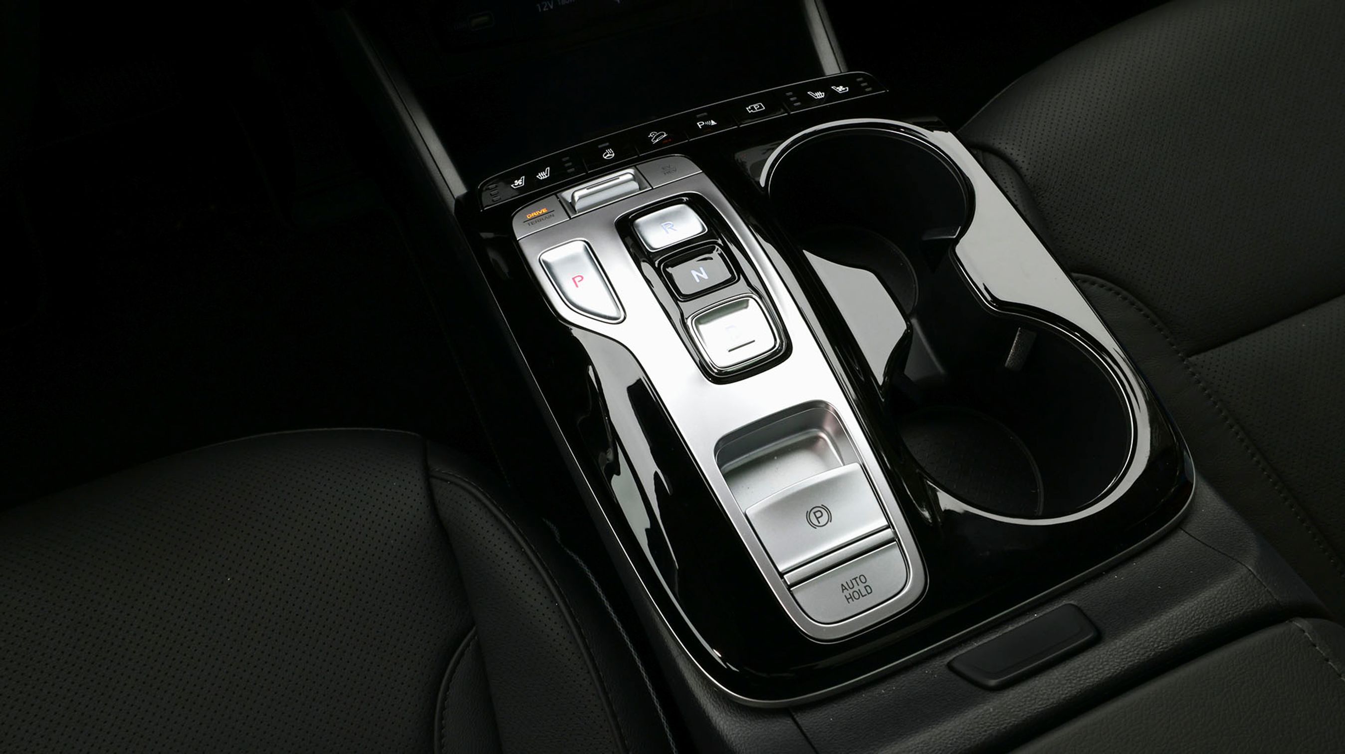 Man skifter kørselsretning ved at trykke på knapperne mellem forsæderne. Man kan vælge mellem P, R, N og D. To store kopholdere er rare i hverdagen.