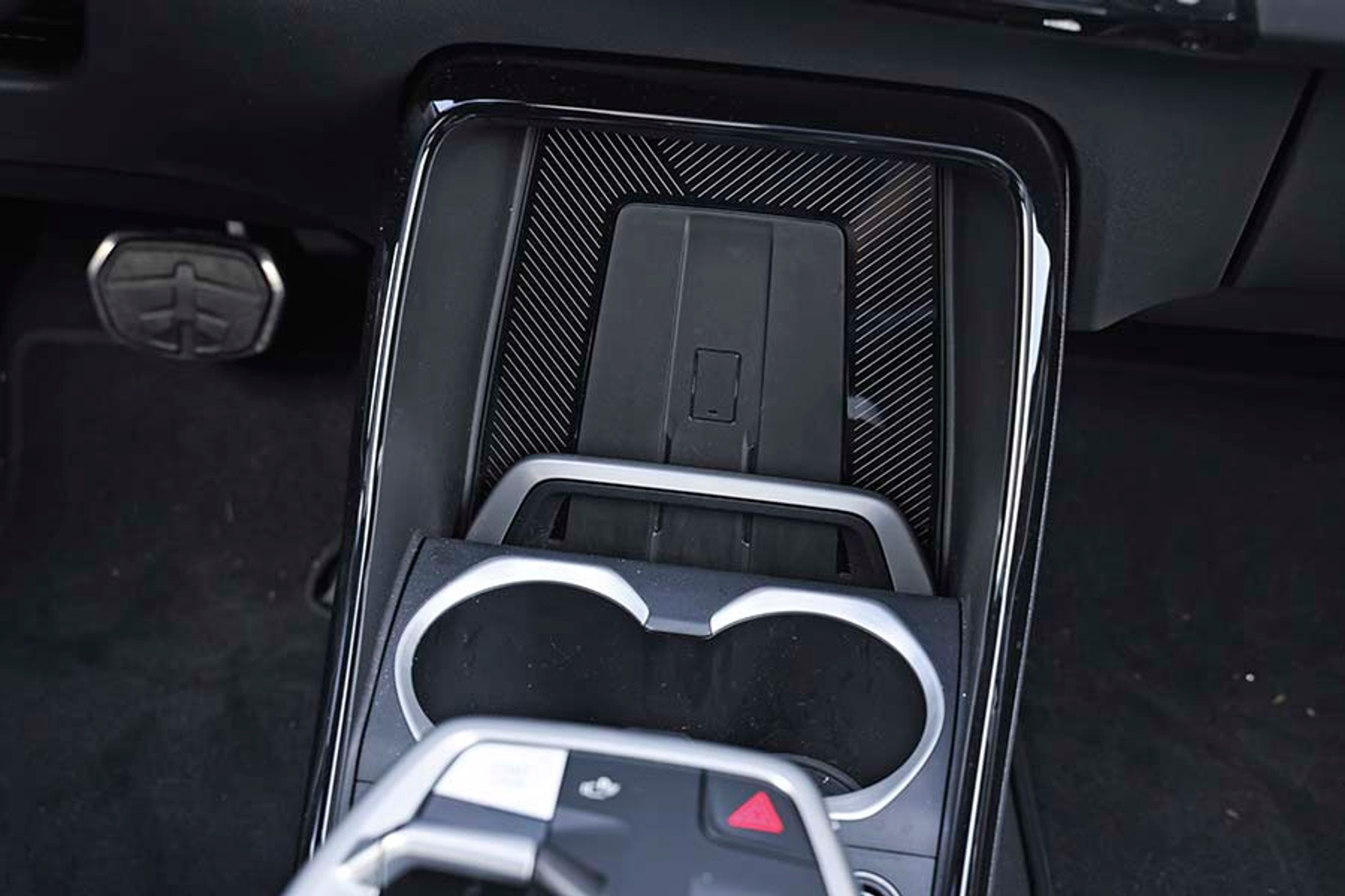 Foran kopholderne finder du en mobilholder. Den kan fås med trådløs opladning og har en smart holder, som let sikrer telefonen.