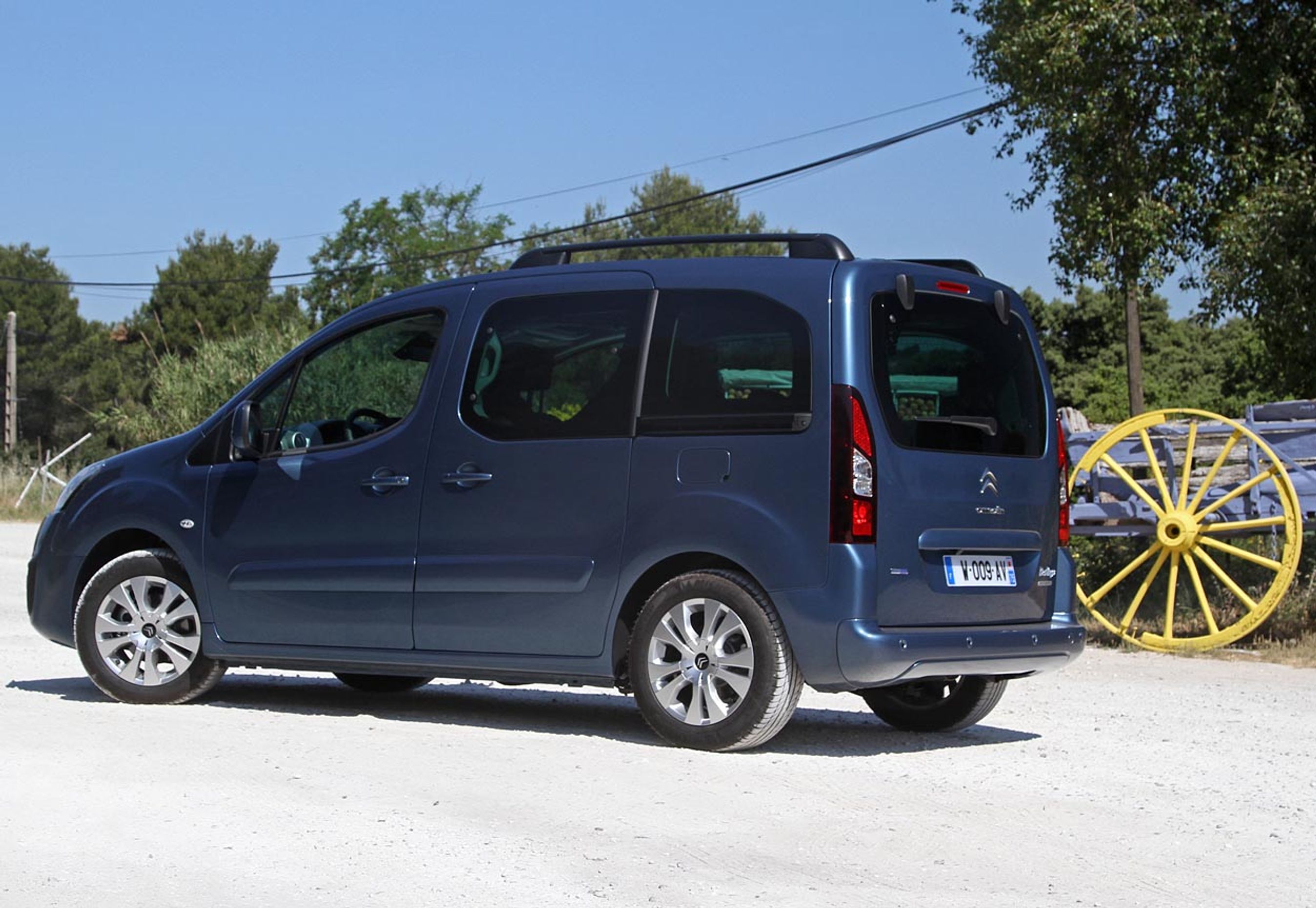 Berlingo er stadig en ekstremt praktisk bil med skydedøre og stor bagklap. Som tilvalg fås sidehængslede bagdøre. Fotos: Torben Arent, FDM