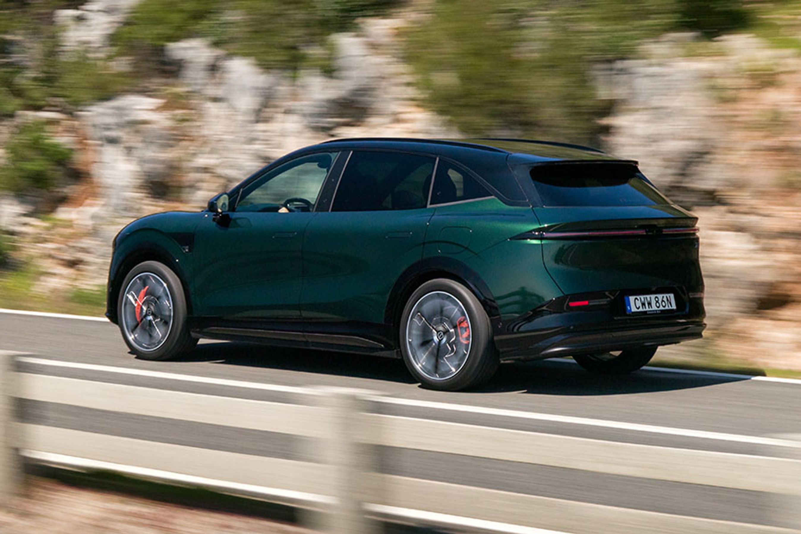 Designet er strømlinet med runde former uden de store detaljer. Bilen er 4,8 meter lang med en akselafstand på 2,9 meter. Der er plads til fem personer, og bilen fås med to batteristørrelser.