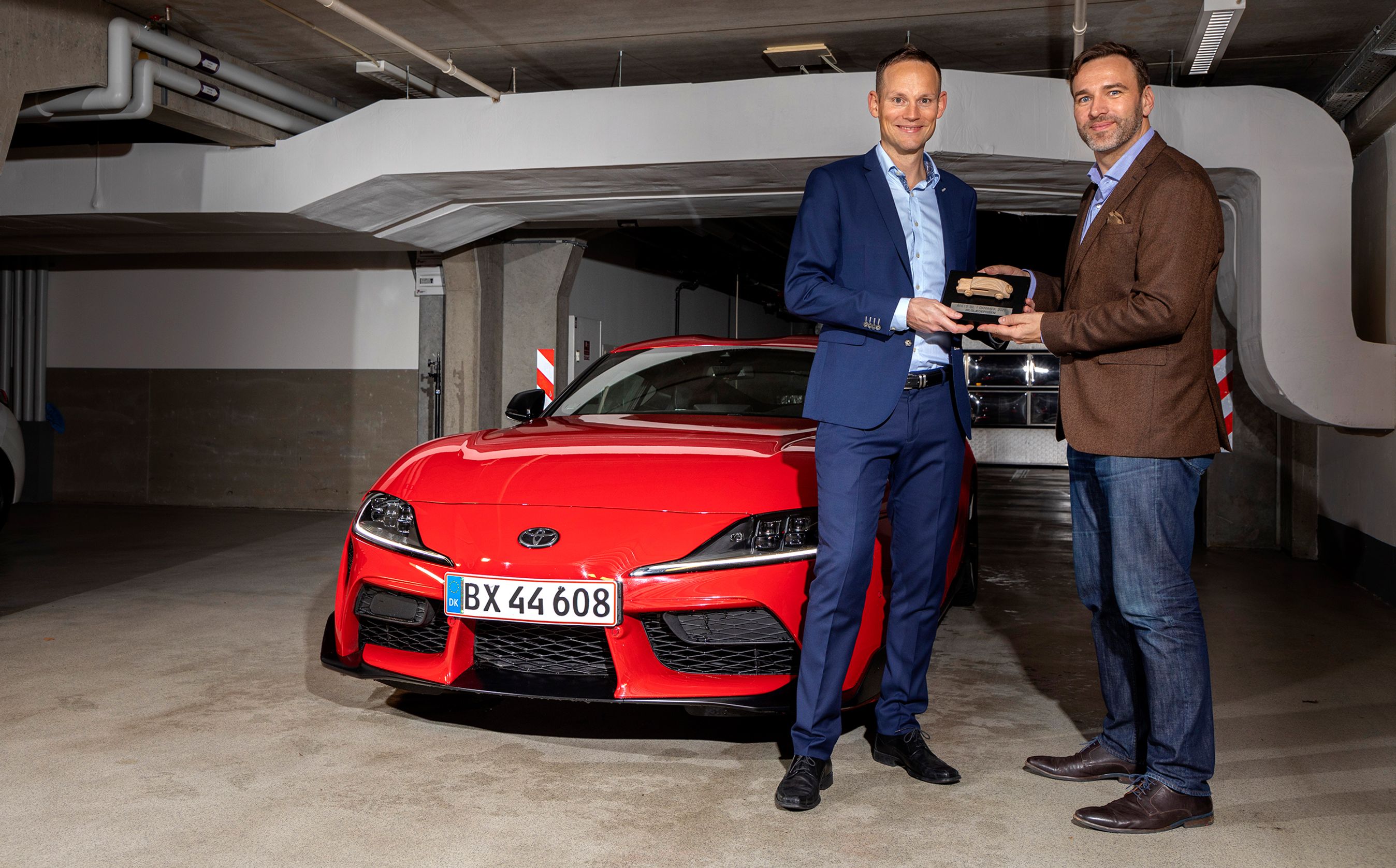 Pressechef hos Toyota Danmark, Anders Tystrup (t.v.). modtager Bilglædeprisen af formanden for Danske Motorjournalister, Karsten M. Lemche, Motor.