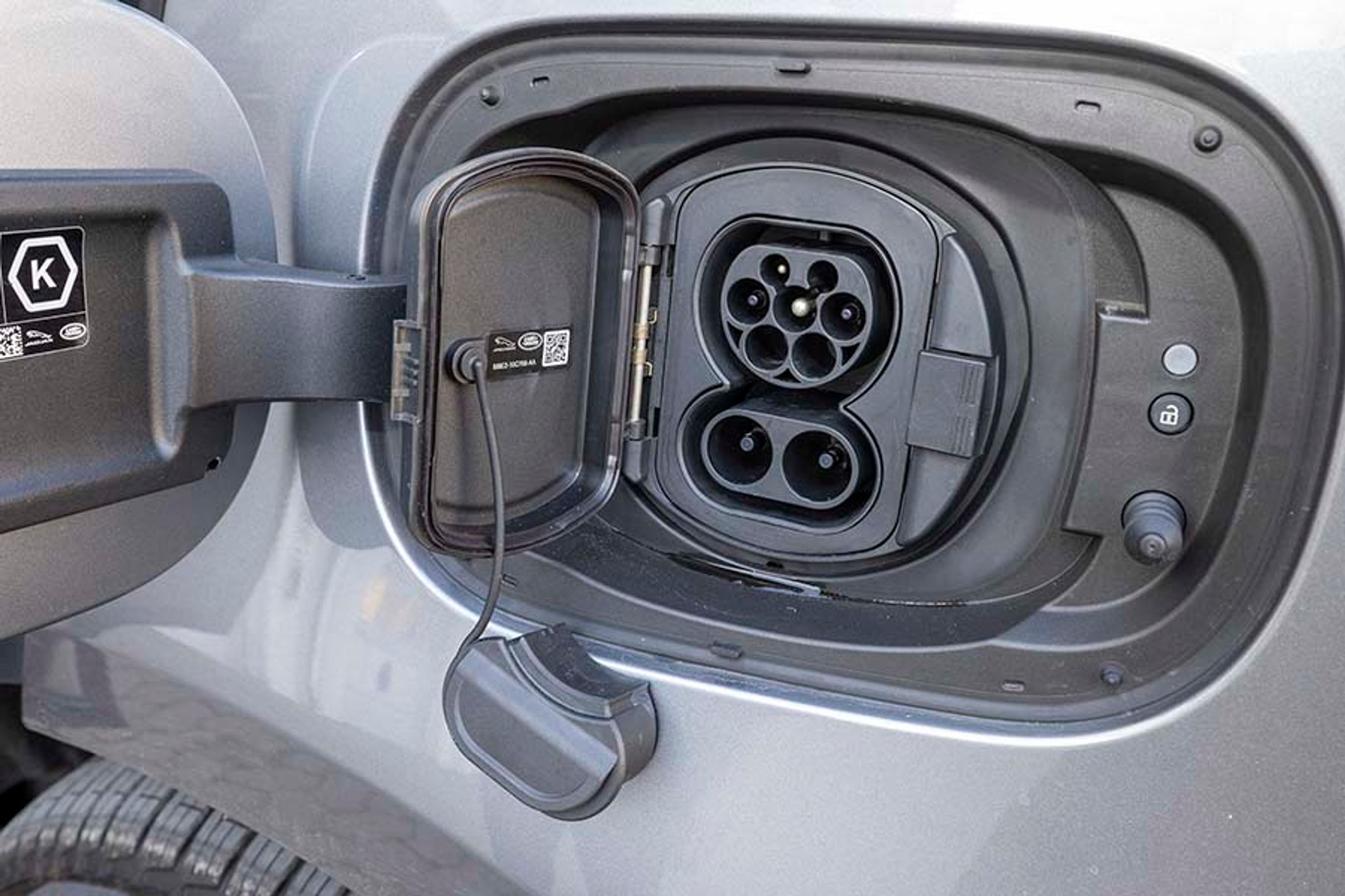 Noget utraditionelt kan bilen hurtiglades med et DC Combo-stik. Det betyder, at man ved f.eks. kaffepauser kan benytte de mange lynladere, der er opsat langs motorvejsnettet.