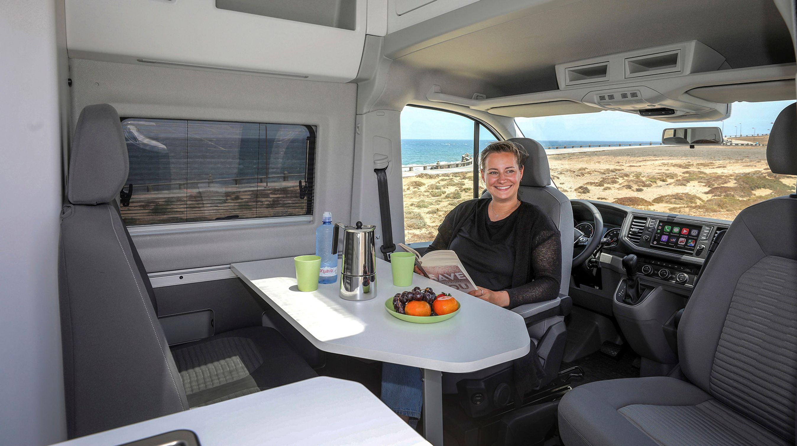 Forstolene kan drejes rundt, så fire personer kan mødes omkring bordet, der kan monteres i en rille i væggen. De to bagsæder er dog på ingen måde lige så komfortable som forstolene.