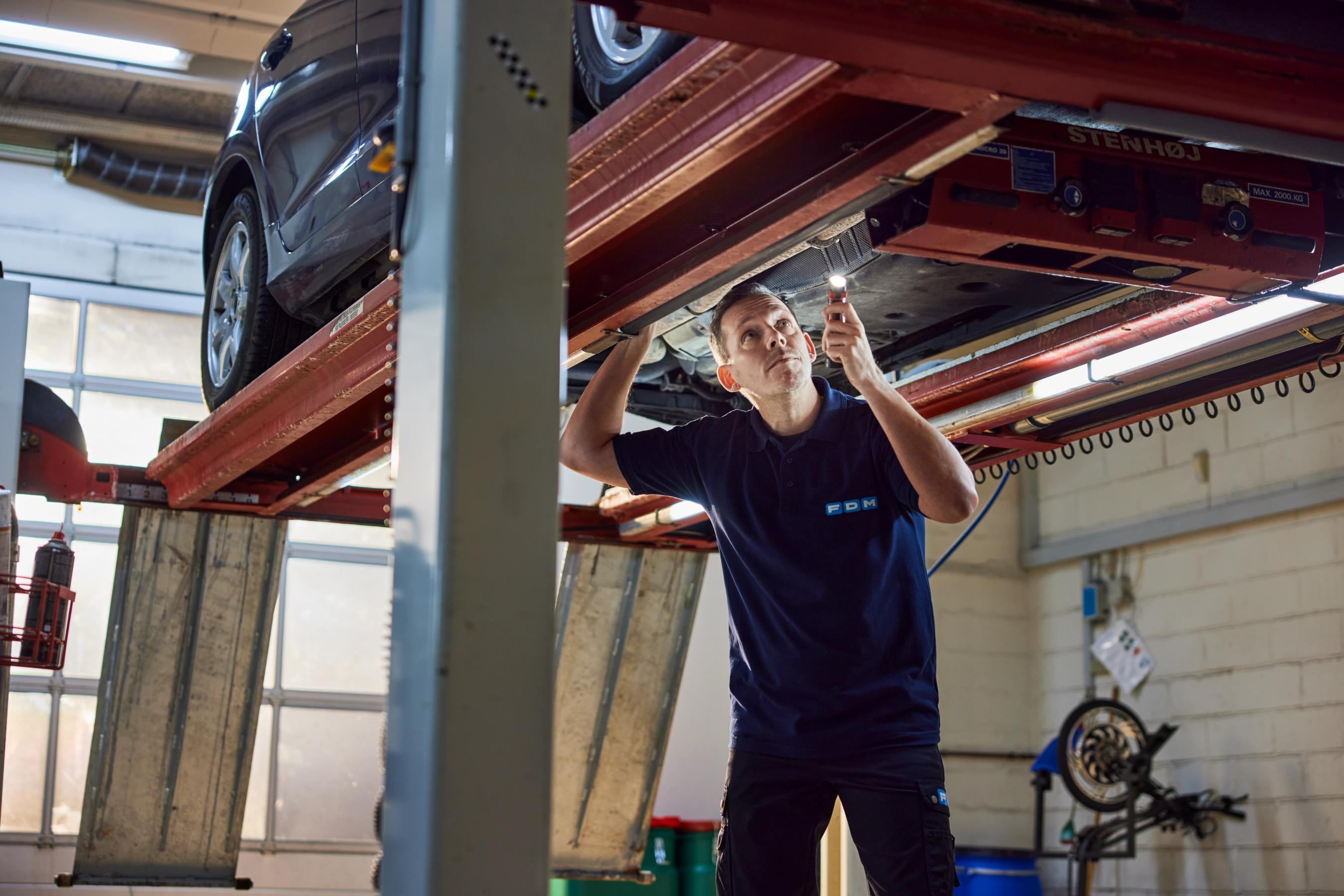 Bil kontrolleres for fejl