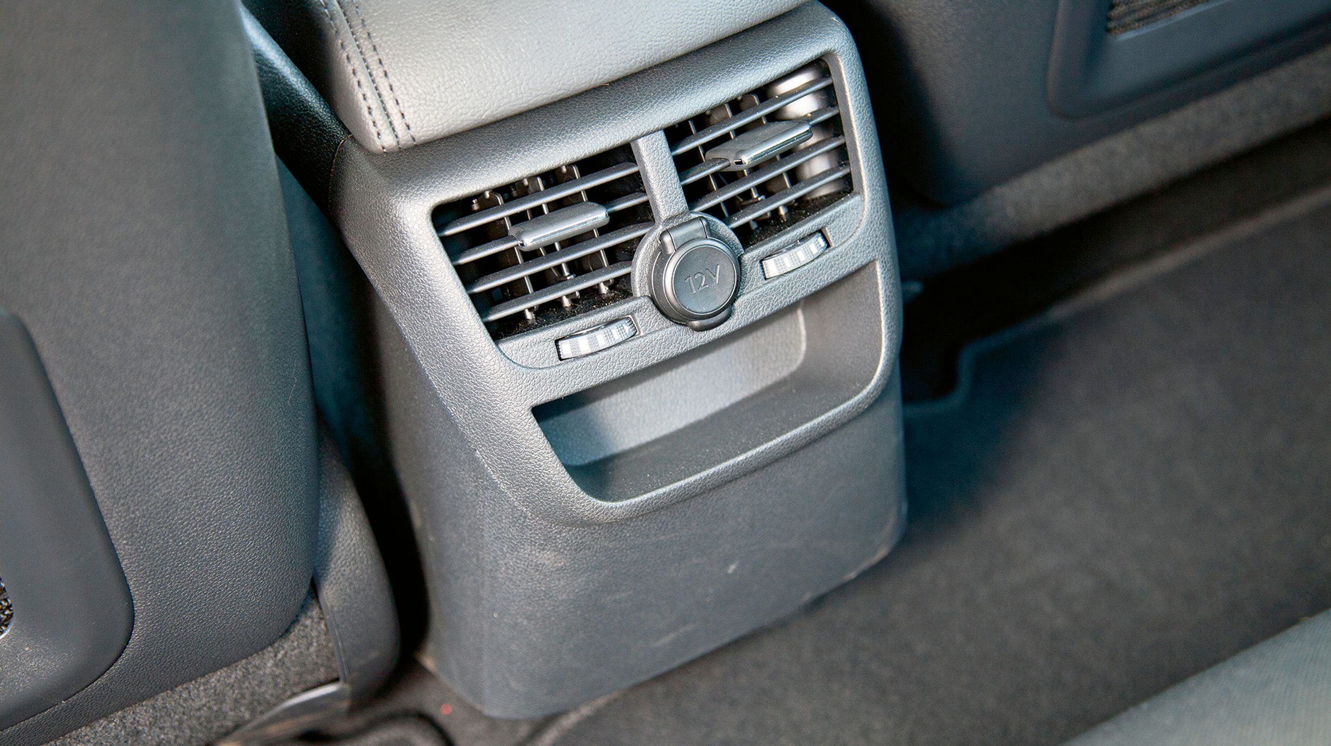 Bagudrettede friskluftdyser mellem forsæderne giver god luftkomfort for passagerer på bagsædet.