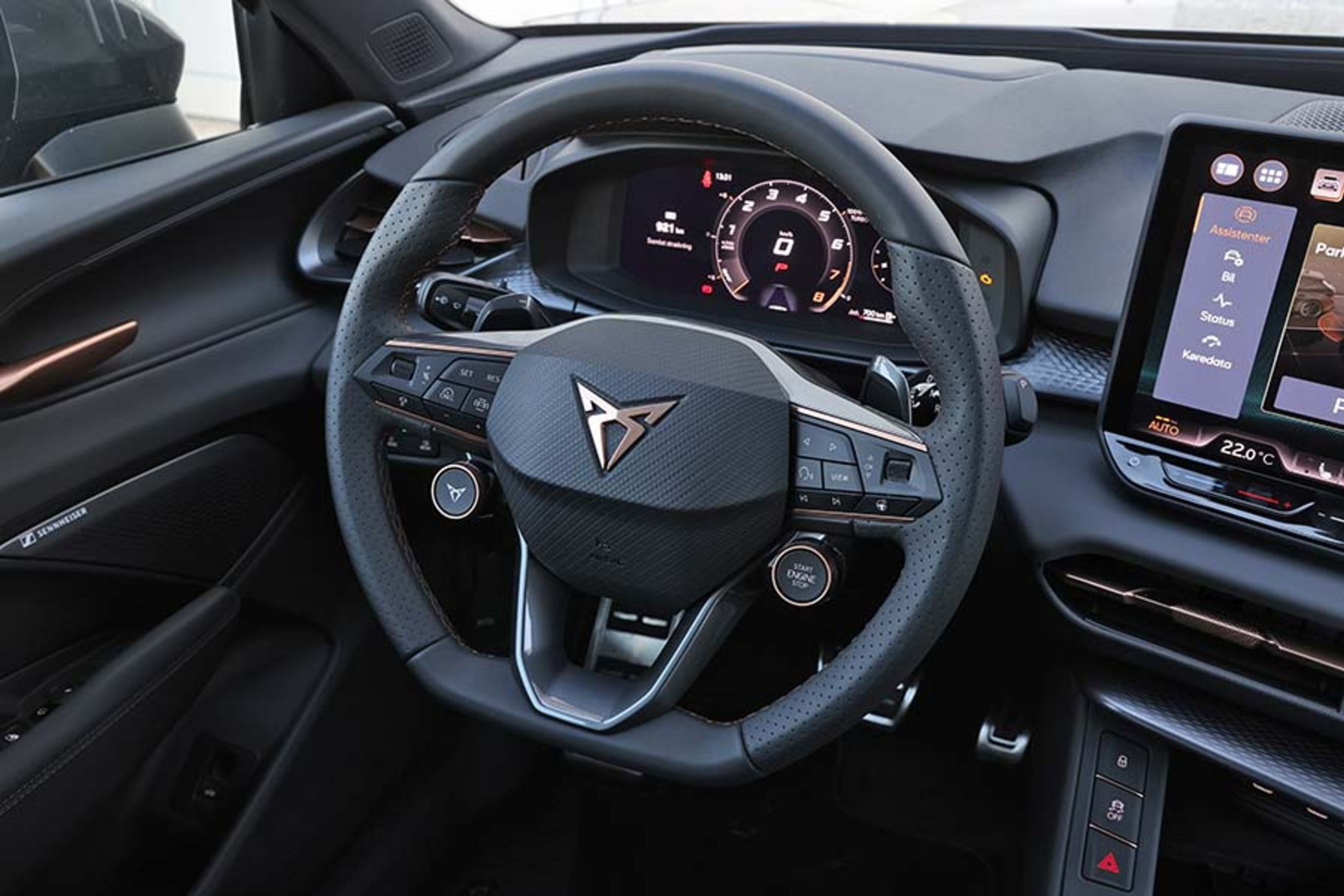 Gearvælgeren er placeret ved rattets højre side og betjenes på samme måde som i elbilerne fra VW-koncernen. Den er let at betjene, og placeringen giver gode fralægningspladser mellem forsæderne.