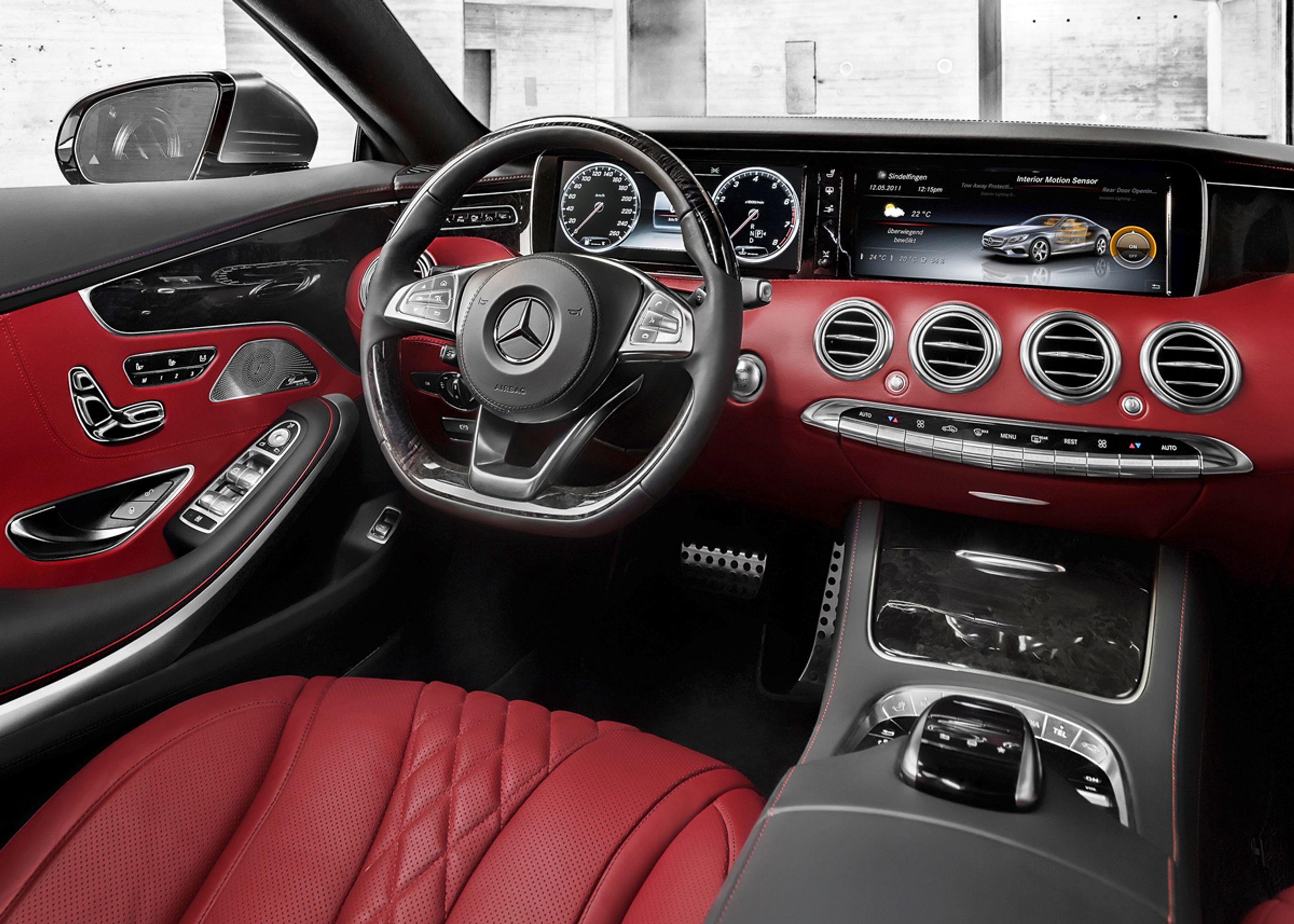 Der er ikke sparet på noget i kabinen på S-klasse Coupé. Indtil videre fås kun én motorvarinat, en V8er på 4,7 liter.