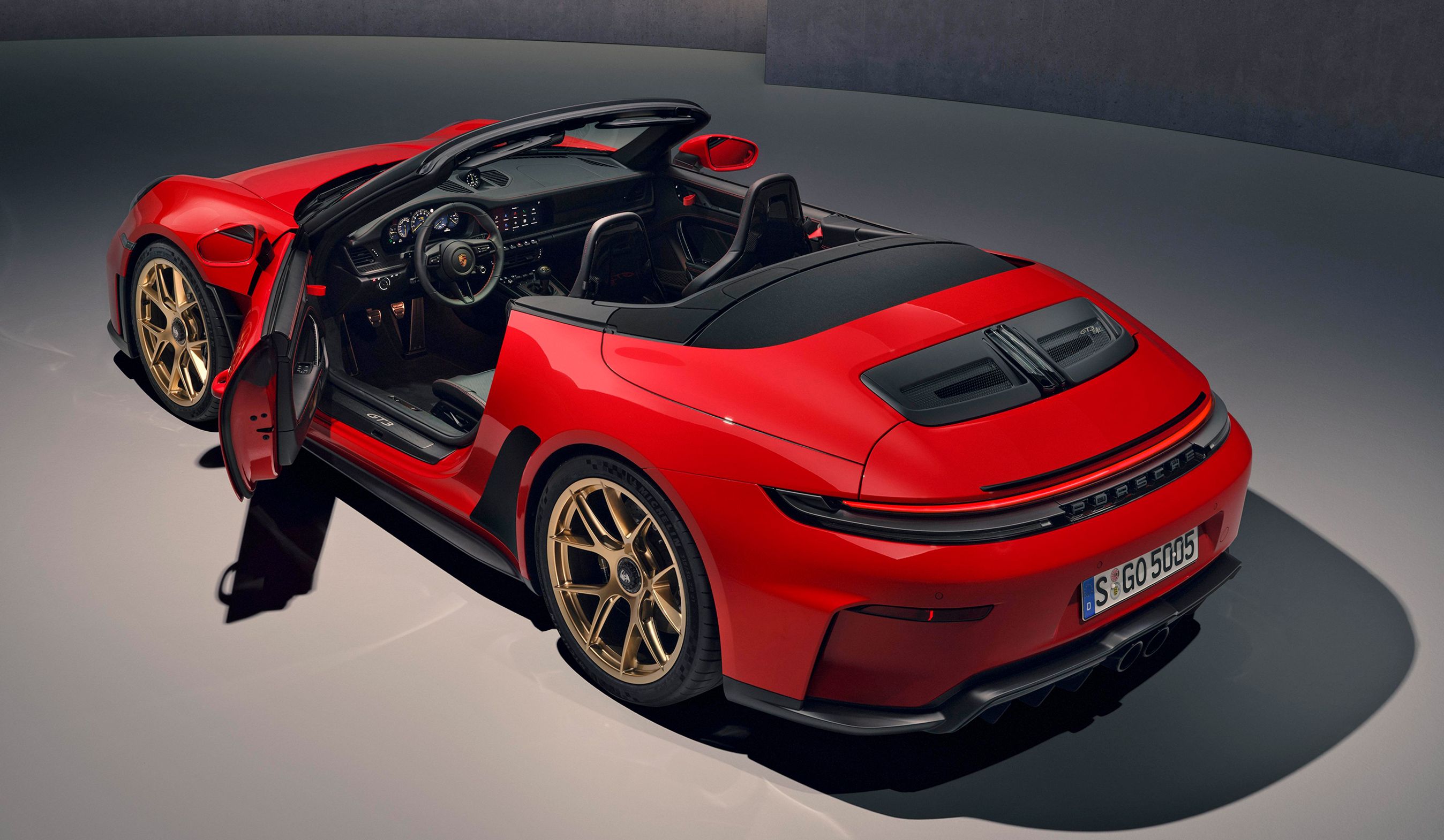 Rød Porsche 911 GT3 S/C set bagfra med kalechen nede.