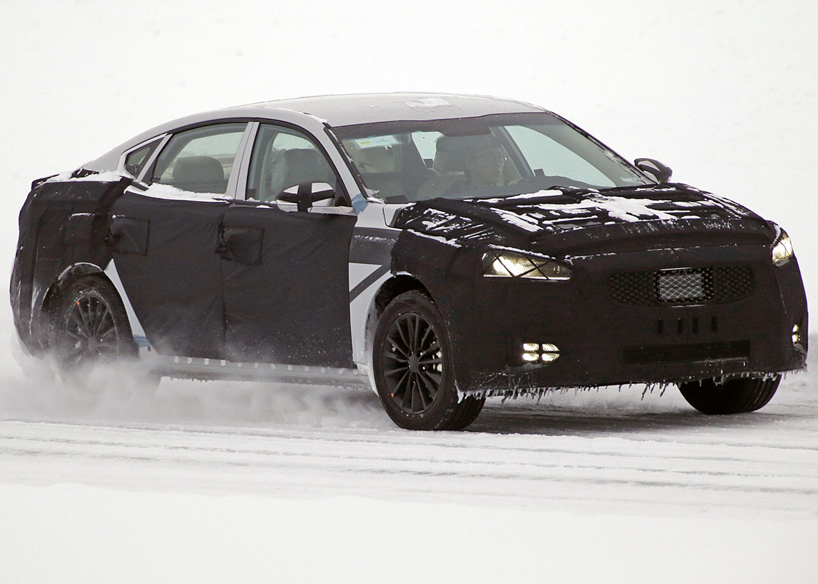 Motors spionfotos fra det nordlige Sverige dokumenterer, at en ny Kia Optima - her som sedan - er meget langt fremme i sin udvikling. Foto: Carparazzi