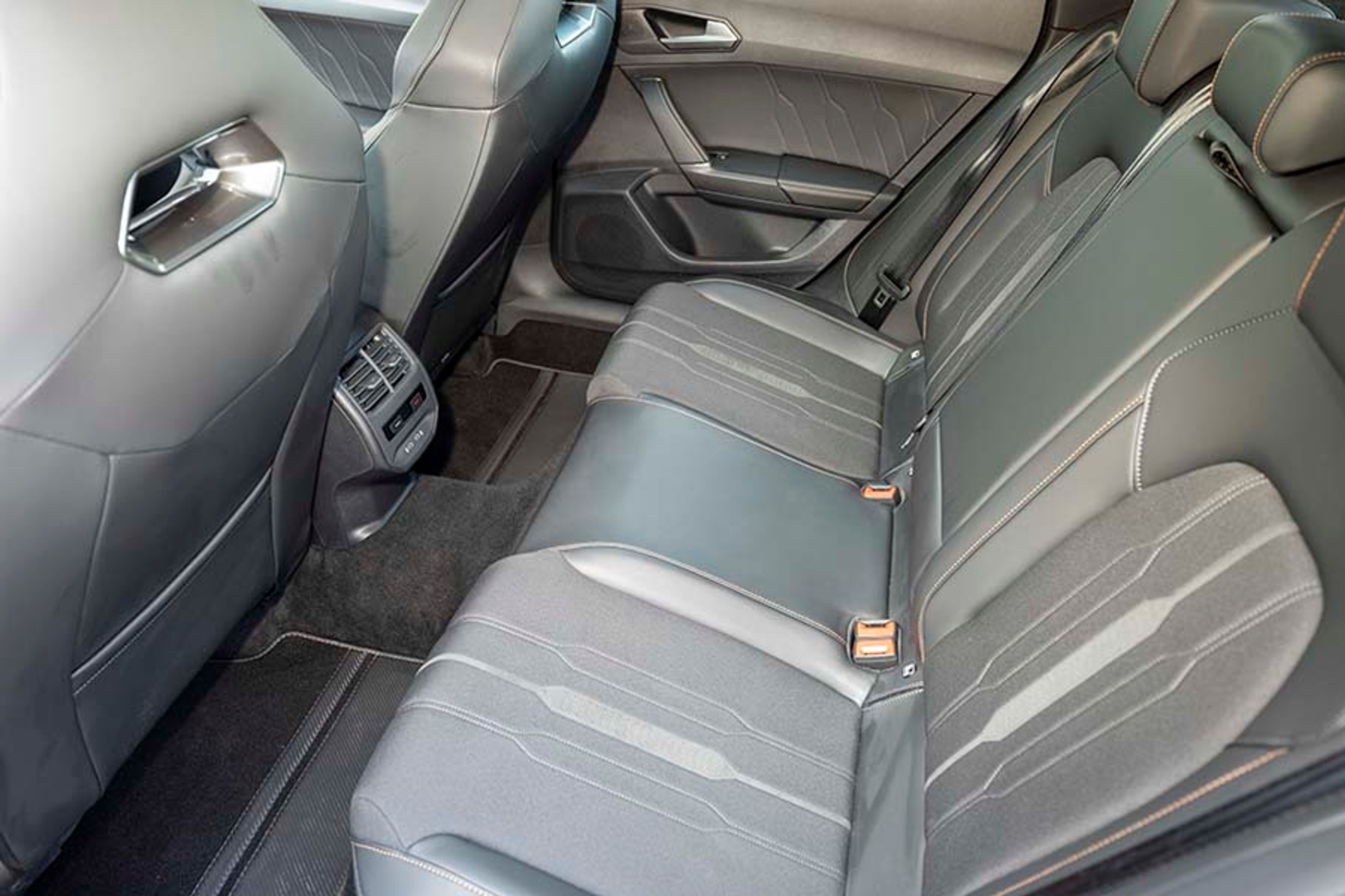 Der er udmærket plads ved bagsædet, og mellem forsæderne er der friskluftdyser og USB-C udtag til f.eks. mobiltelefoner. Der er isofix-beslag ved de to yderpladser.