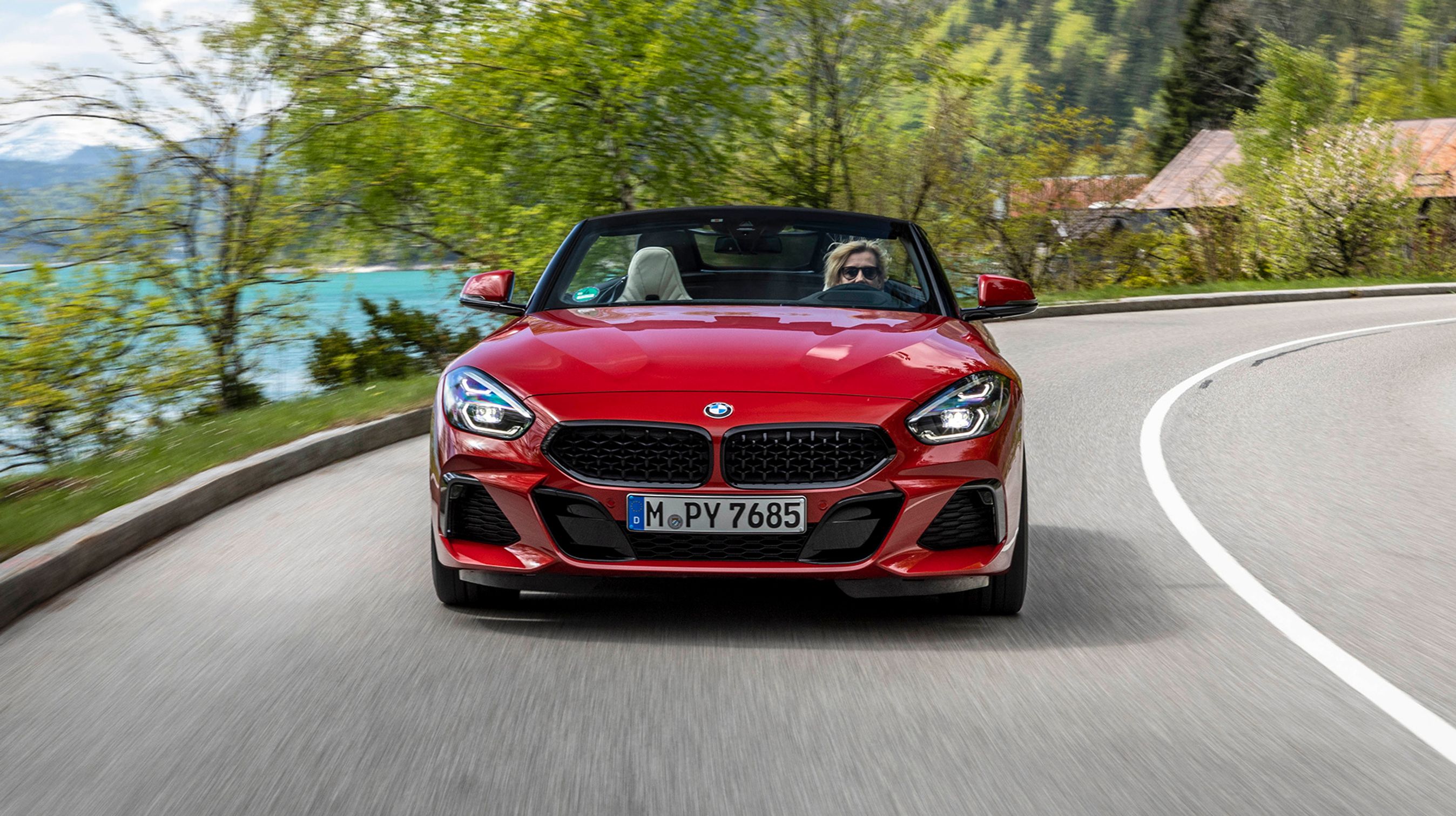 En åben roadster løfter enhver køretur, men især i bjergområder og på andre smukke vejstrækninger får du ekstra meget ud af den åbne køreoplevelse.