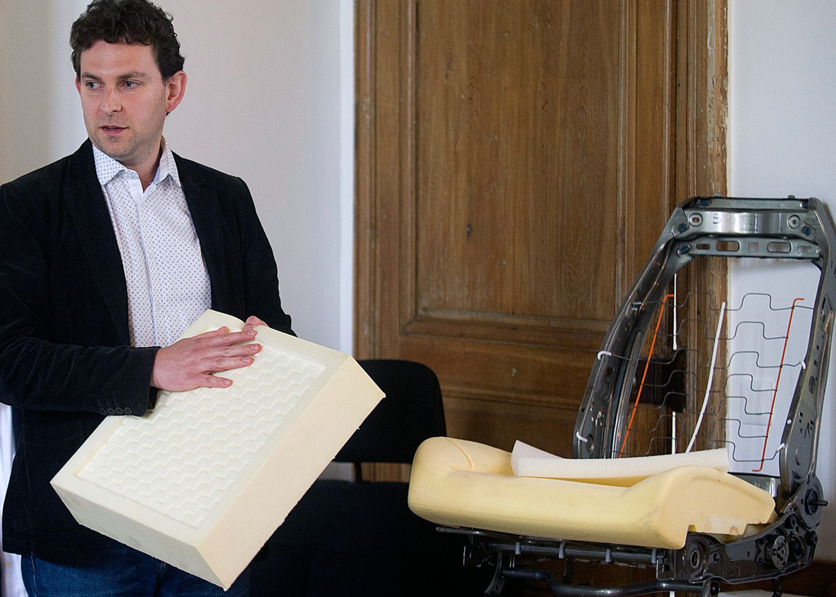 Citroën har udviklet et særligt, ekstra lag til at lægge ind i sædehynden, demonstrerer sædeekspert Gaël Hansen fra PSA.