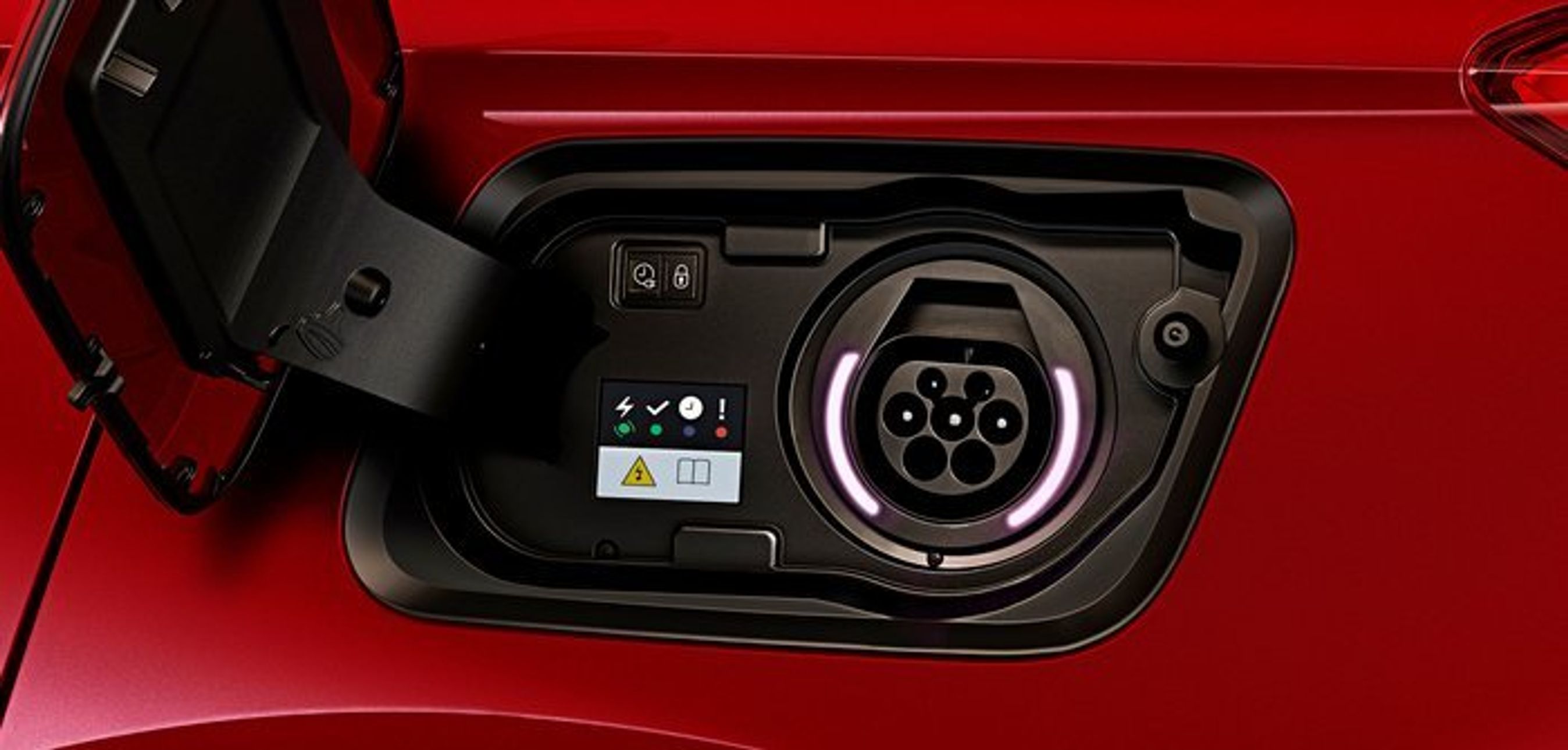 Grandland X Hybrid4 kan oplades via et type 2-stik med op til 3,3 kW. Det giver en samlet opladningstid på ca. fire timer.