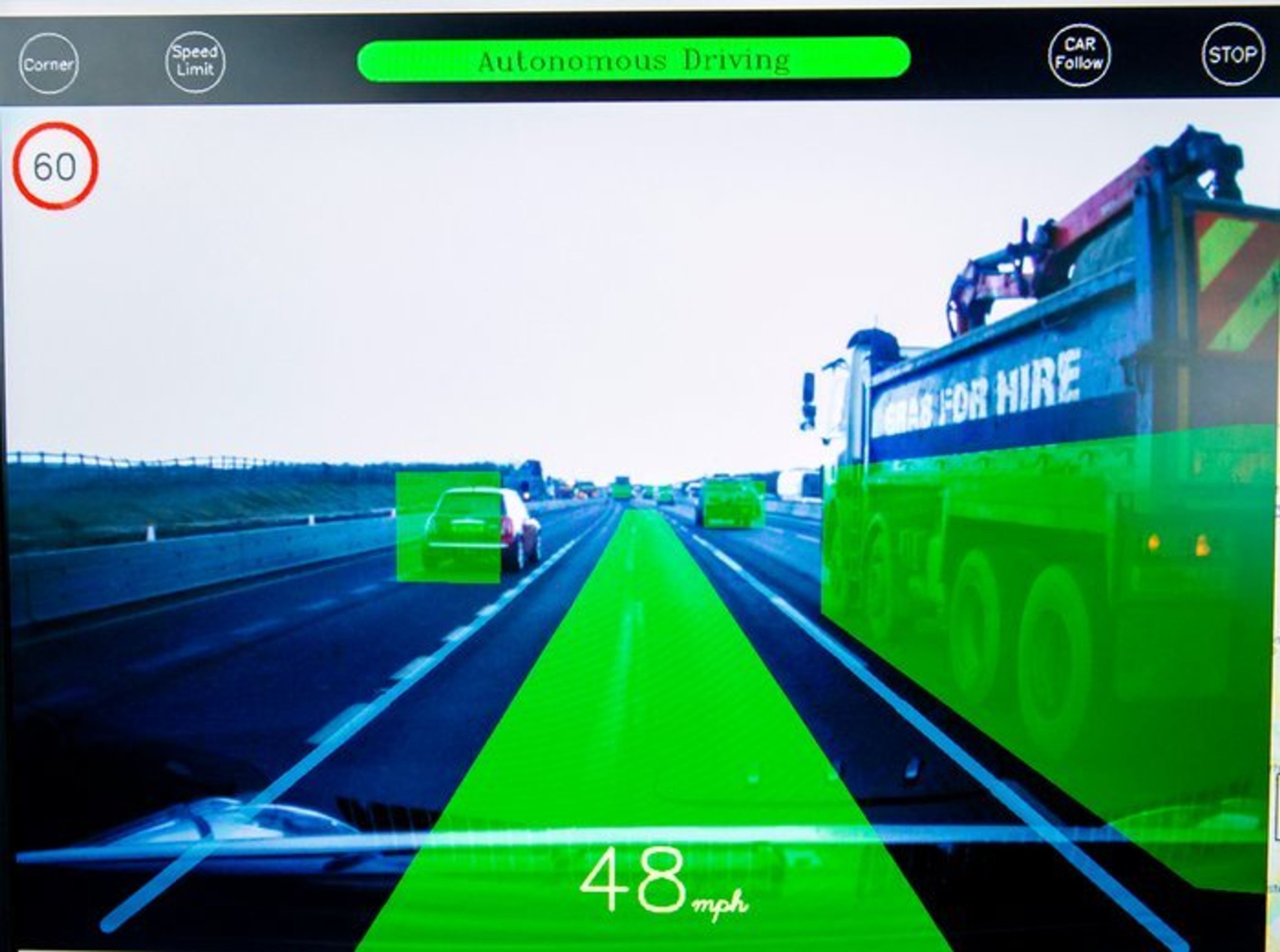 Sådan ser kameraerne omgivelserne. Ved hjælp af genkendelses-teknik kan bilen se, om det er lastbiler, personbiler eller fodgængere, der er rundt om bilen.