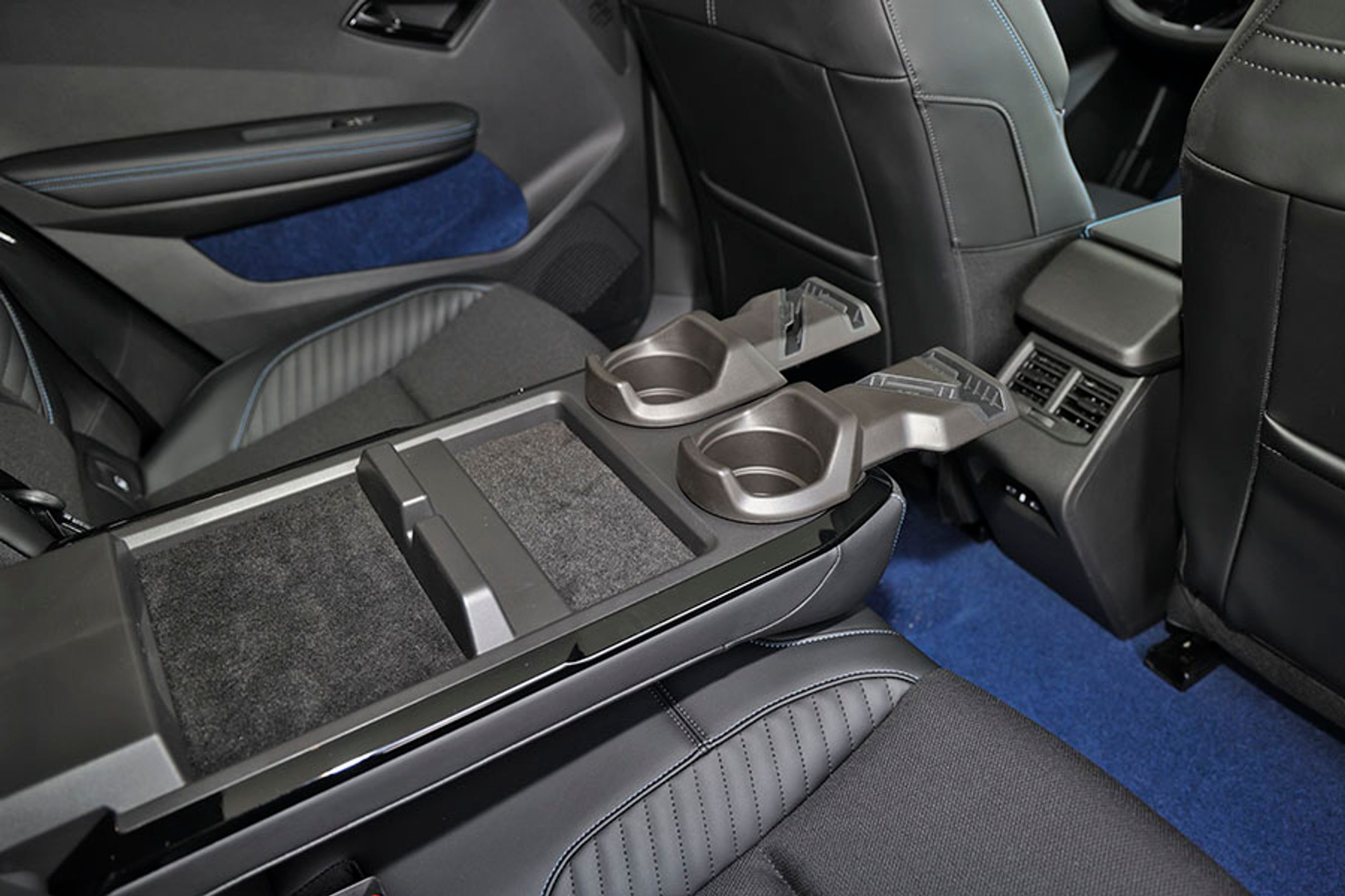 Midterarmlænet på bagsædet kan vippes ned, og så kan to arme drejes ud, så de kan fastholde en smartphone eller en tablet, der kan stå for underholdningen på lange ture.