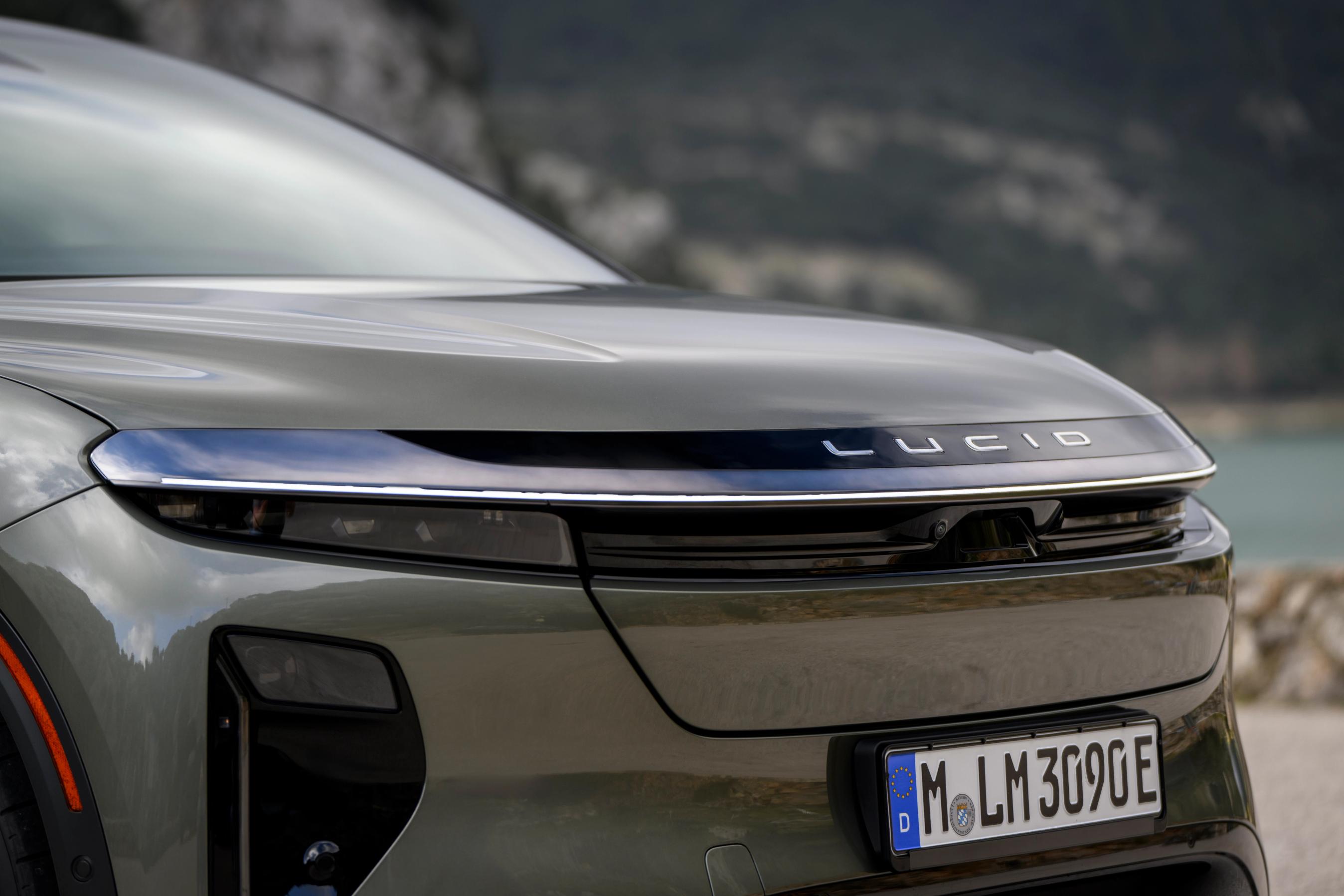 Man ser fronten på Lucid Gravity med bl.a. de to forlygter