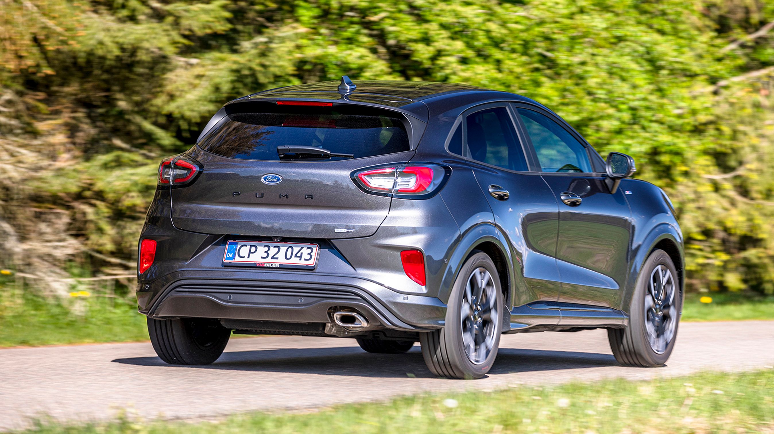 Ford Puma har en linjeføring, der næsten minder mere om en stor coupé end om en mini-SUV. Bl.a. har bilen ingen tagrælinger.