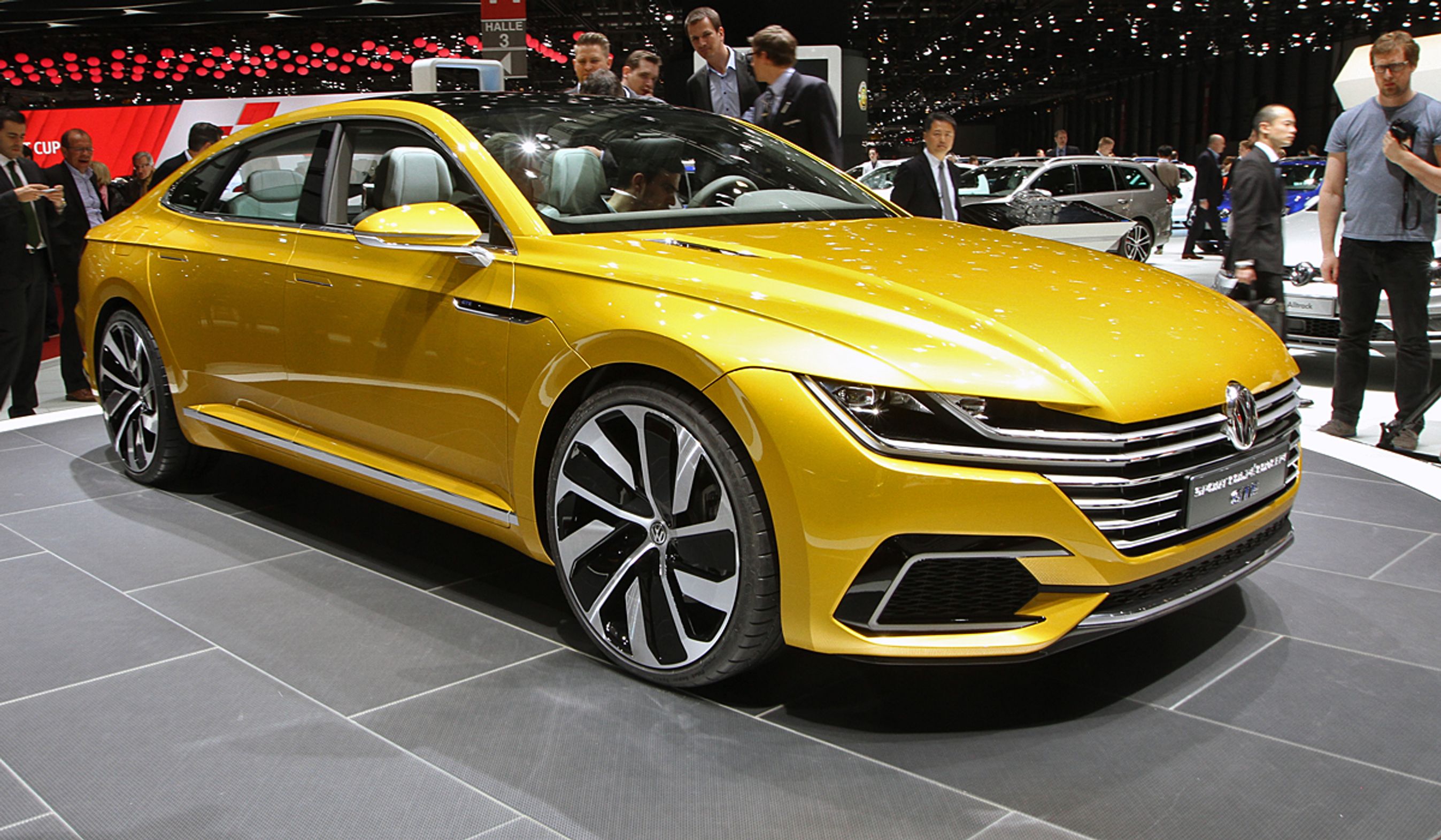 VW Sport Coupé Concept GTE er en stor bil omkring de fem meter.