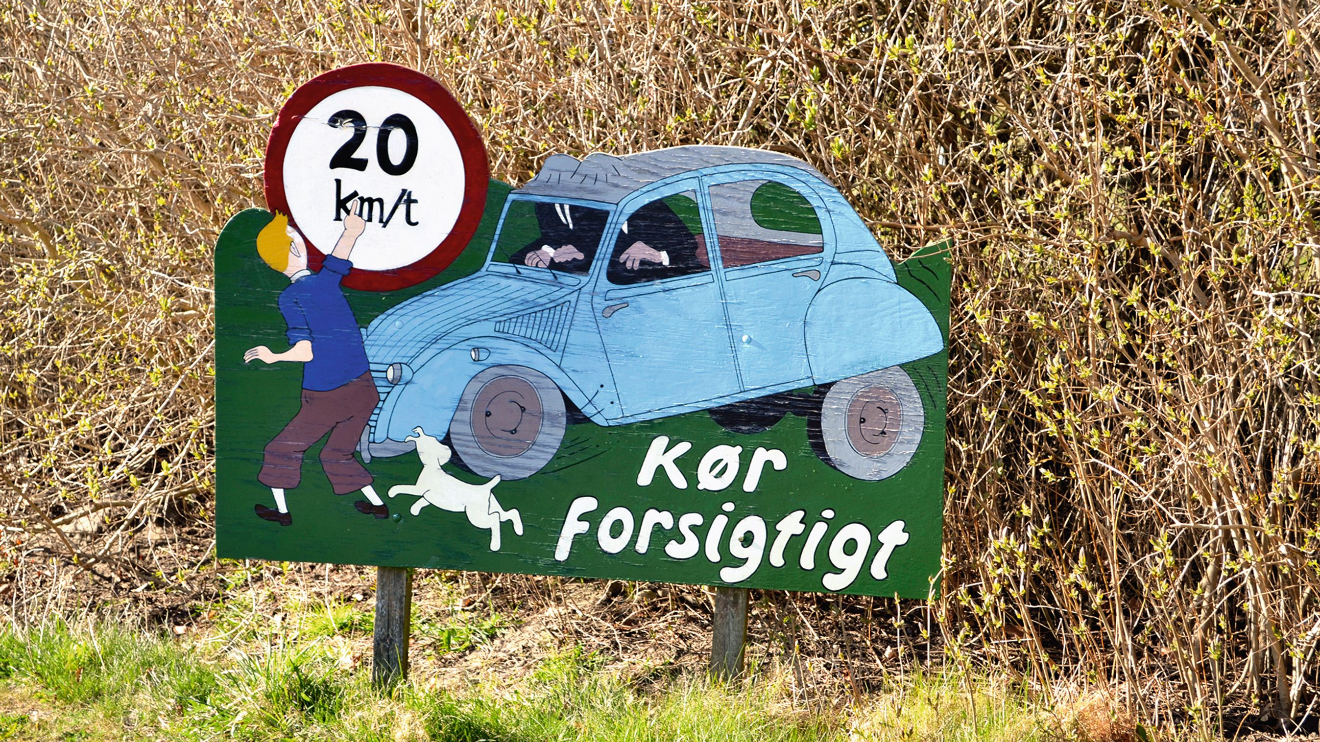 Tegneseriehumor på et hjemmelavet skilt ved et boligkvarter syd for Aalborg