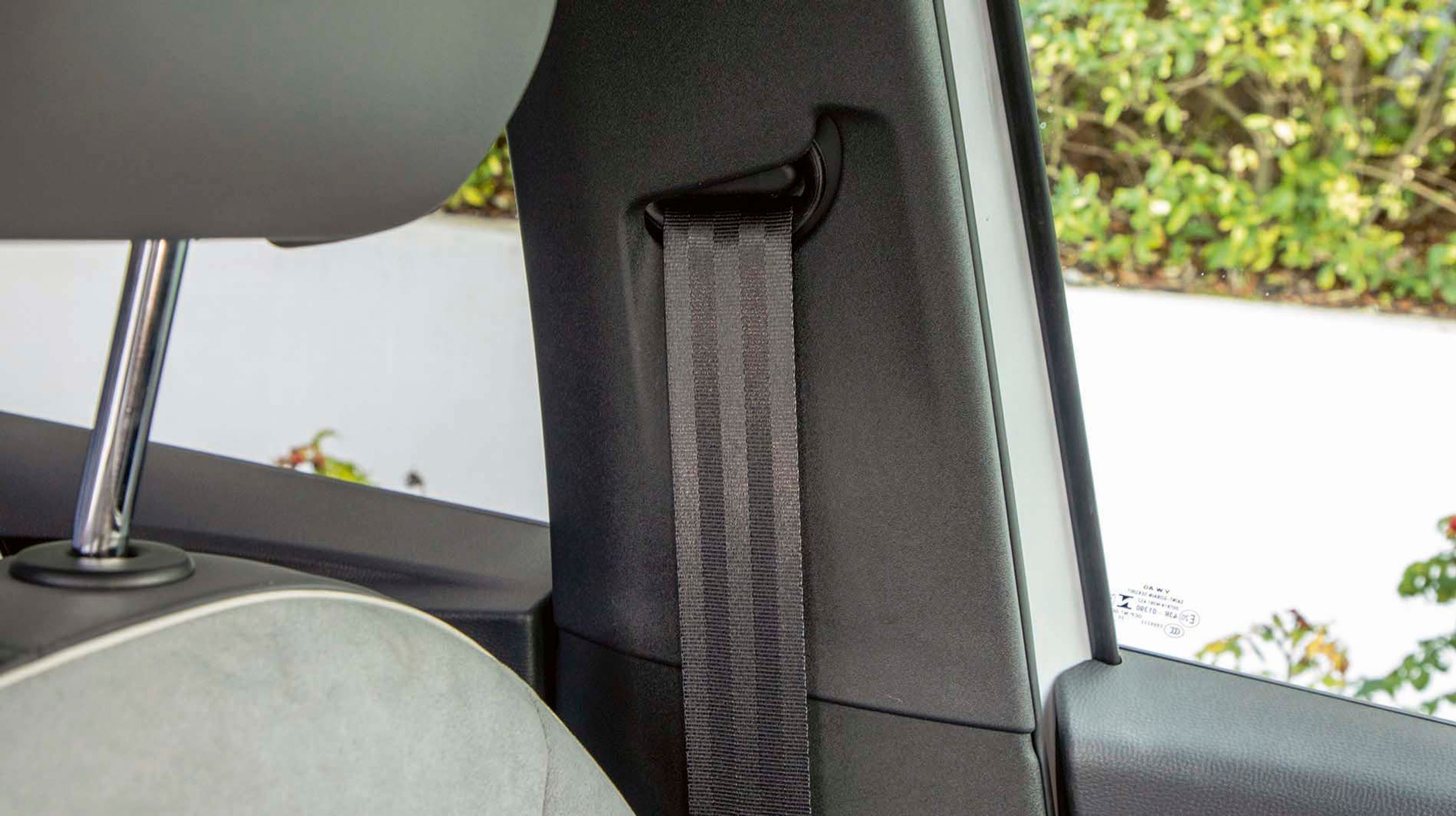 Sikkerhedsselernes øverste punkt kan ikke justeres i højden. Det er generende for høje personer.