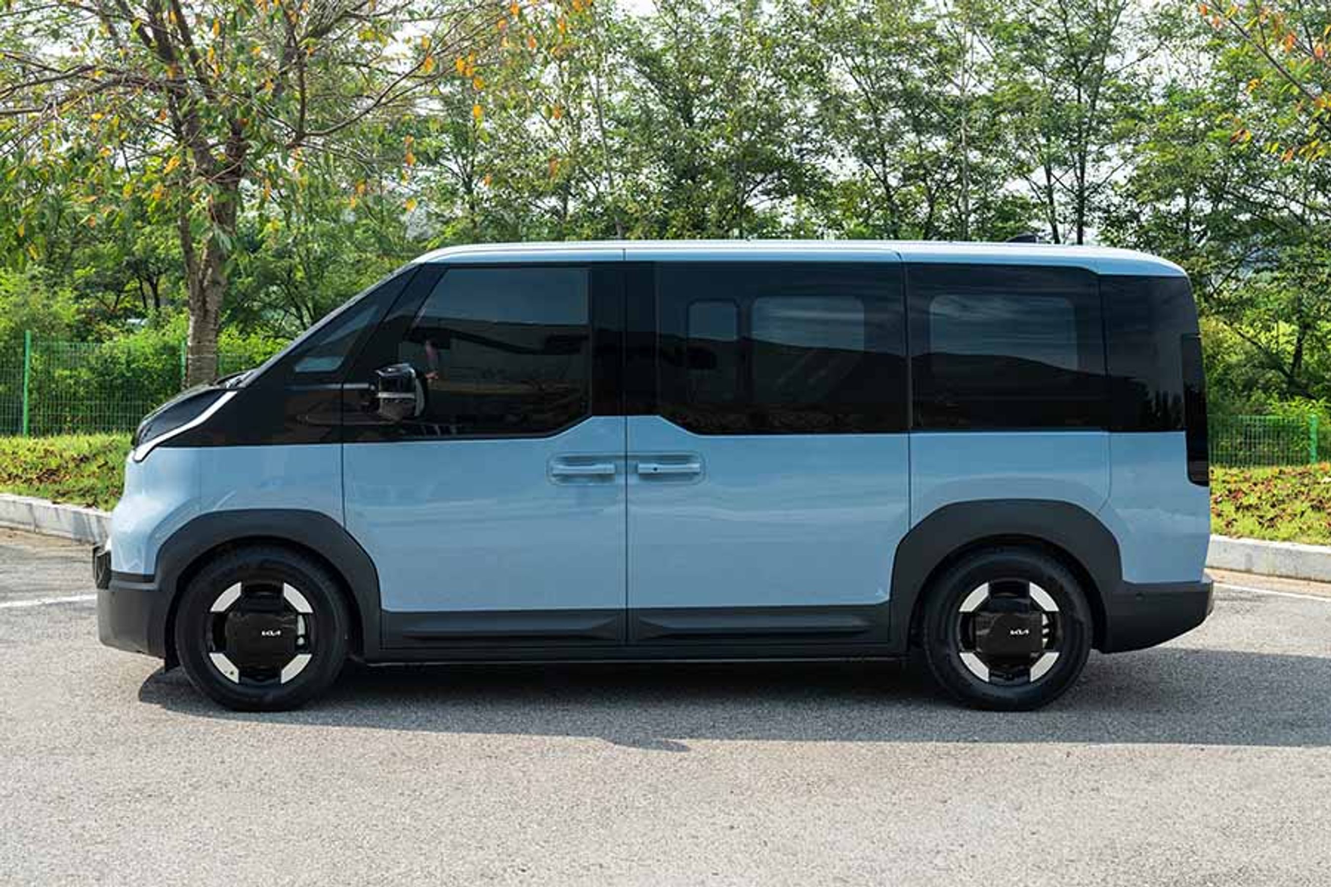 Designet er kantet, og der er meget store rudearealer. Rundt om hjulene og for og bag er der sorte plastpaneler, der er lette at udskifte i tilfælde af mindre trafikskader.