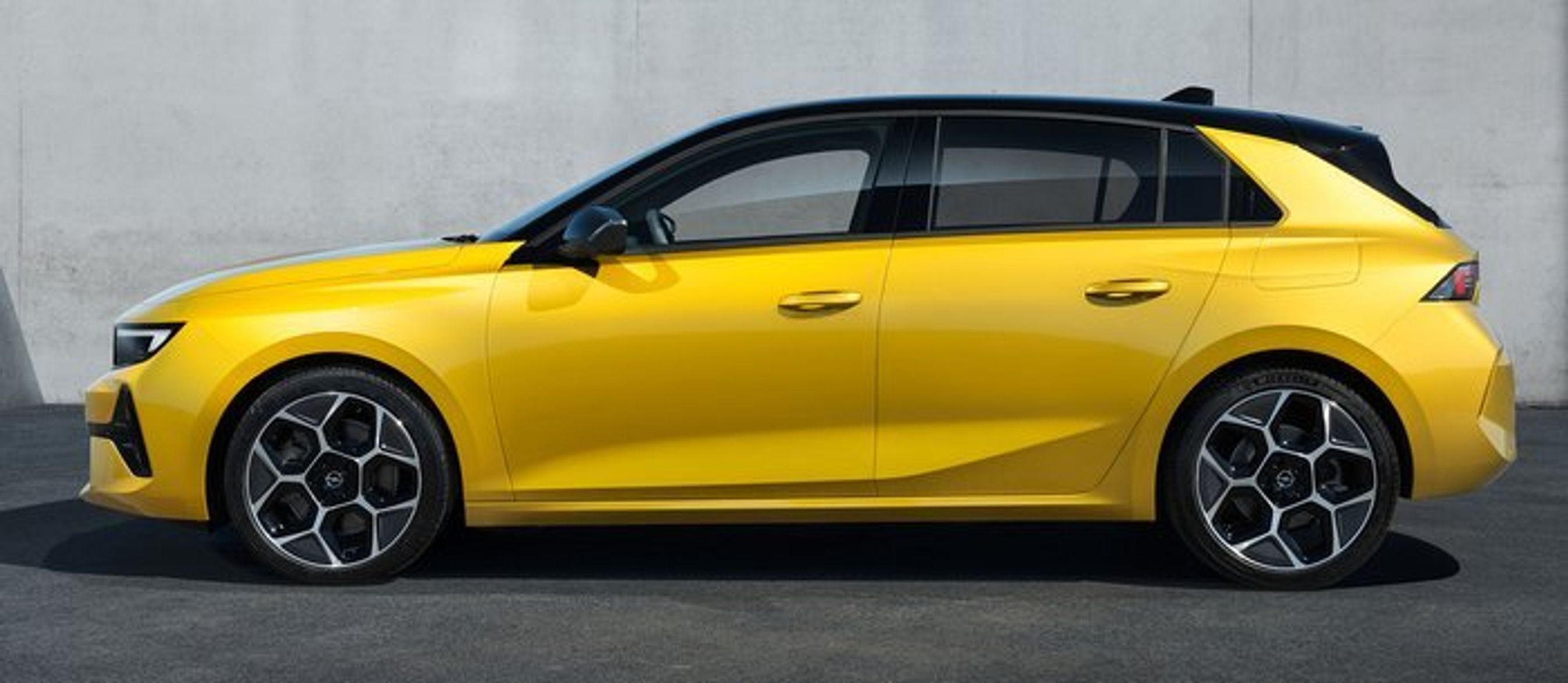 Astra 6, der i første omgang præsenteres som femdørs hatchback, har en længde på 4,37 m og en bredde på 1,86 m. Nyheden er 4 mm længere end sin forgænger trods 13 mm større akselstand.